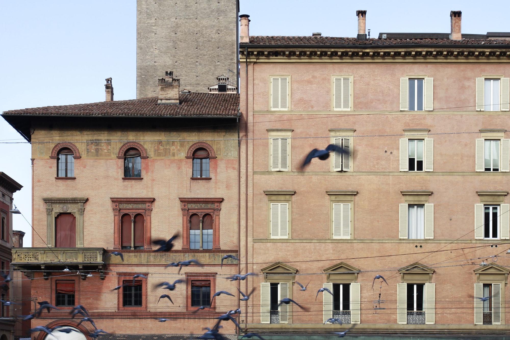 Casa Isolani Piazza Maggiore 1.0 by null