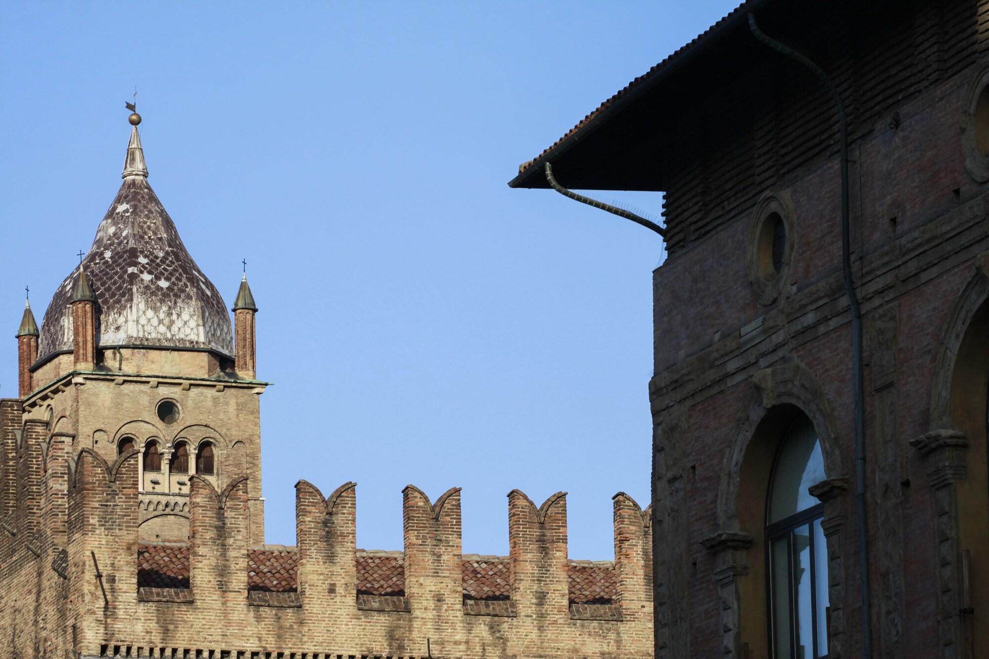 Casa Isolani Piazza Maggiore 1.0 by null