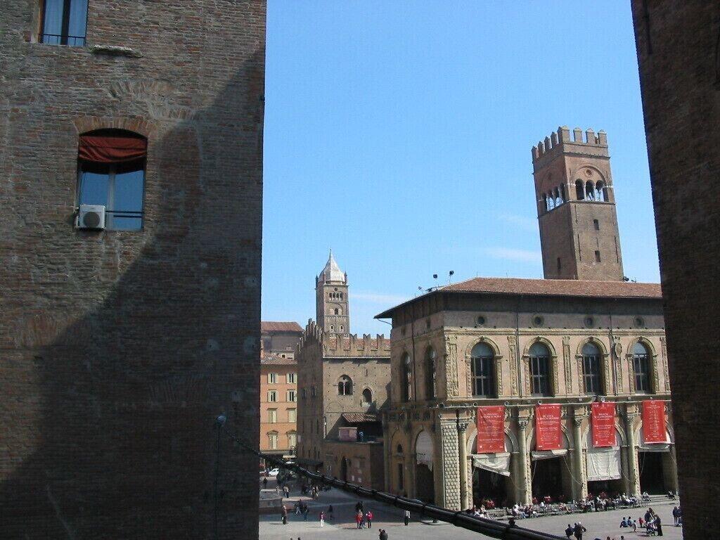 Casa Isolani Piazza Maggiore 1.0 by null