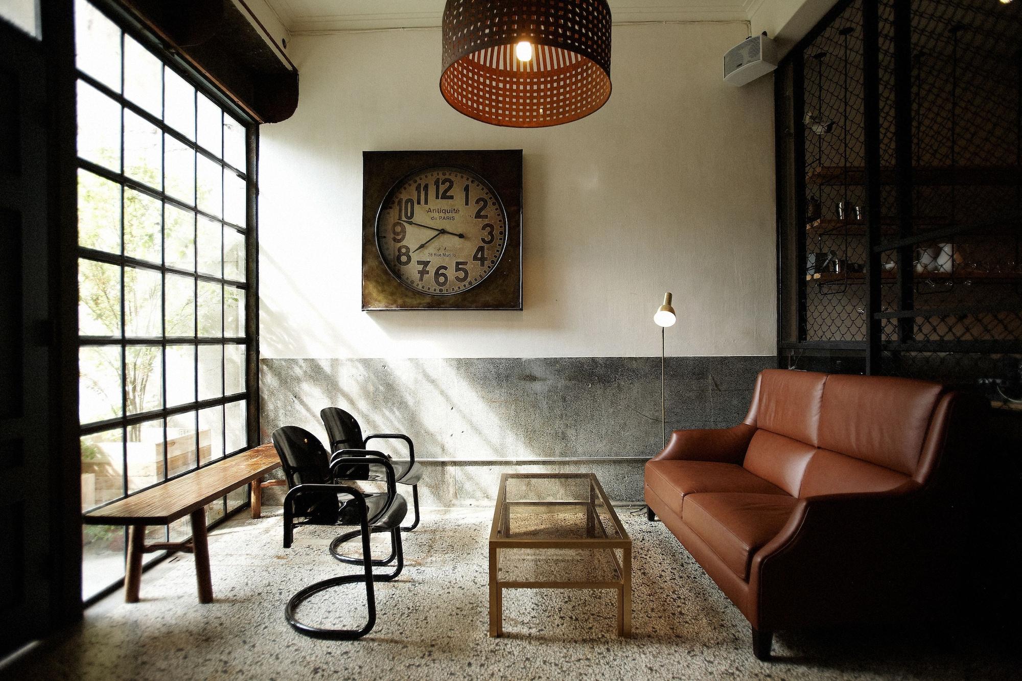 Hour Roots 咖啡 x 早午餐 x 築跡民宿 by null