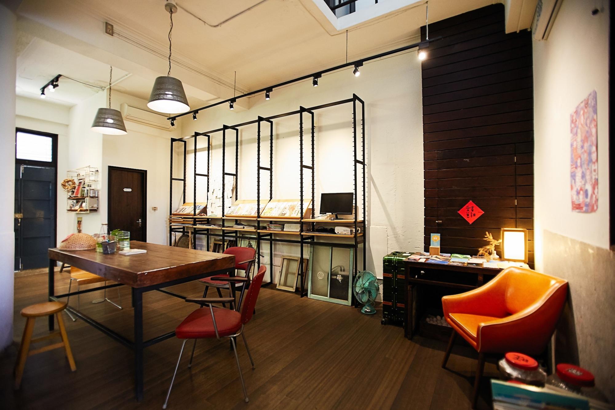 Hour Roots 咖啡 x 早午餐 x 築跡民宿 by null