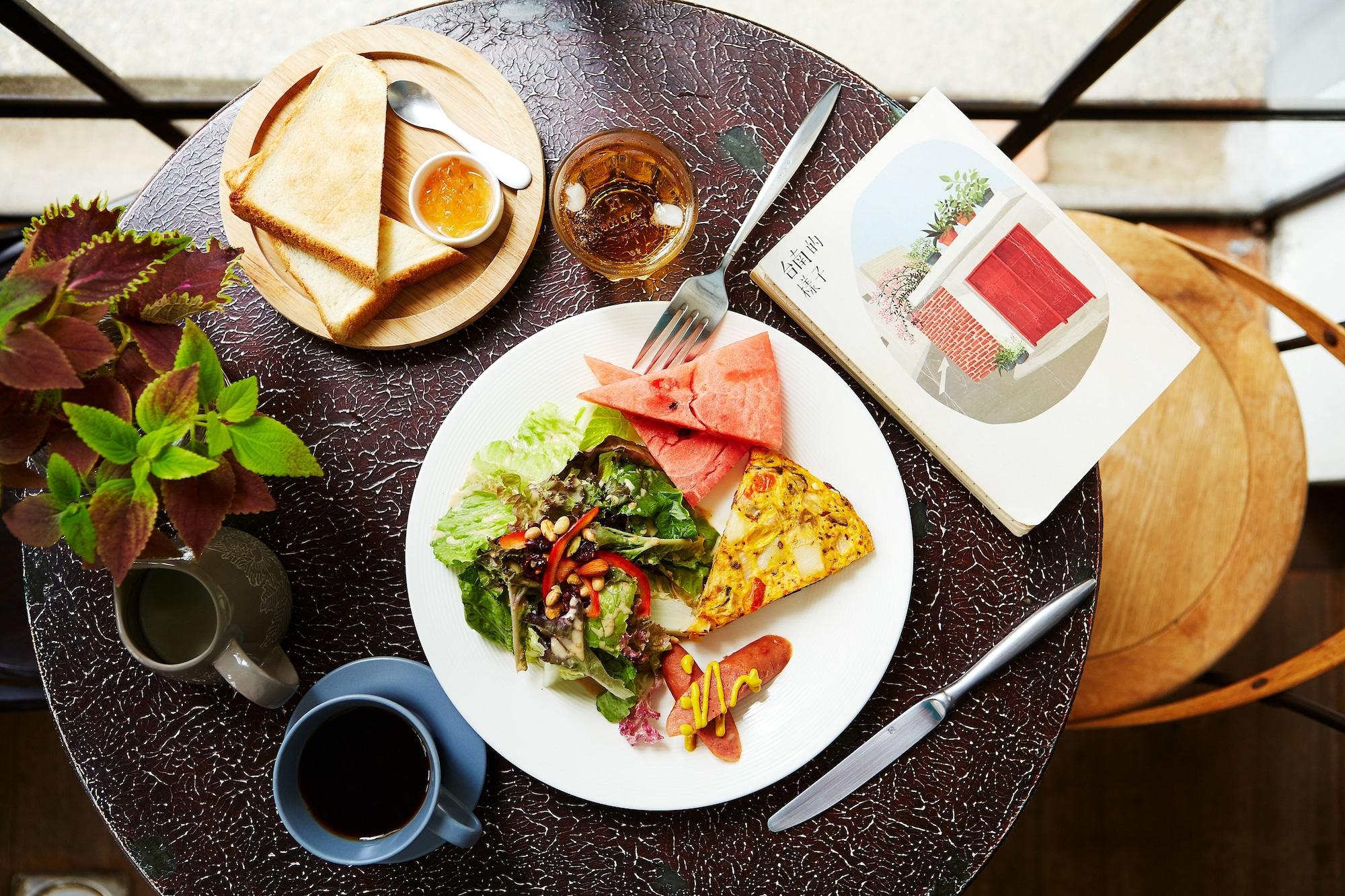 Hour Roots 咖啡 x 早午餐 x 築跡民宿 by null