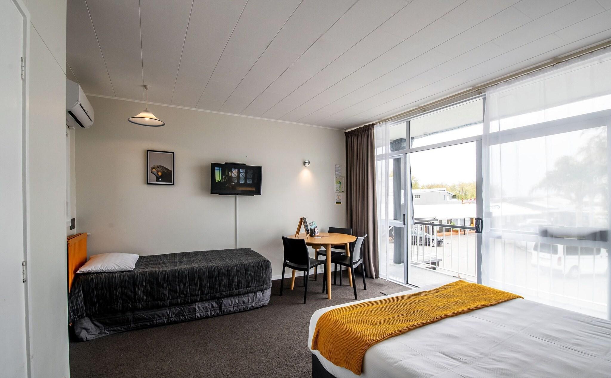 Aura Accommodation by null