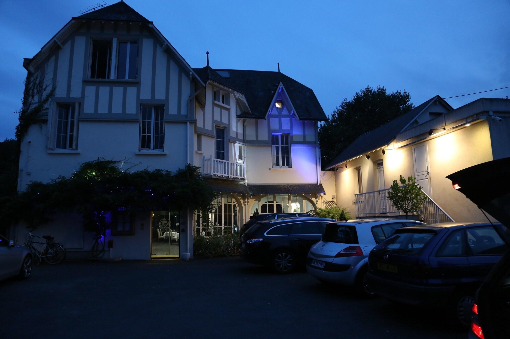 Logis Hôtel le Pavillon Bleu by null