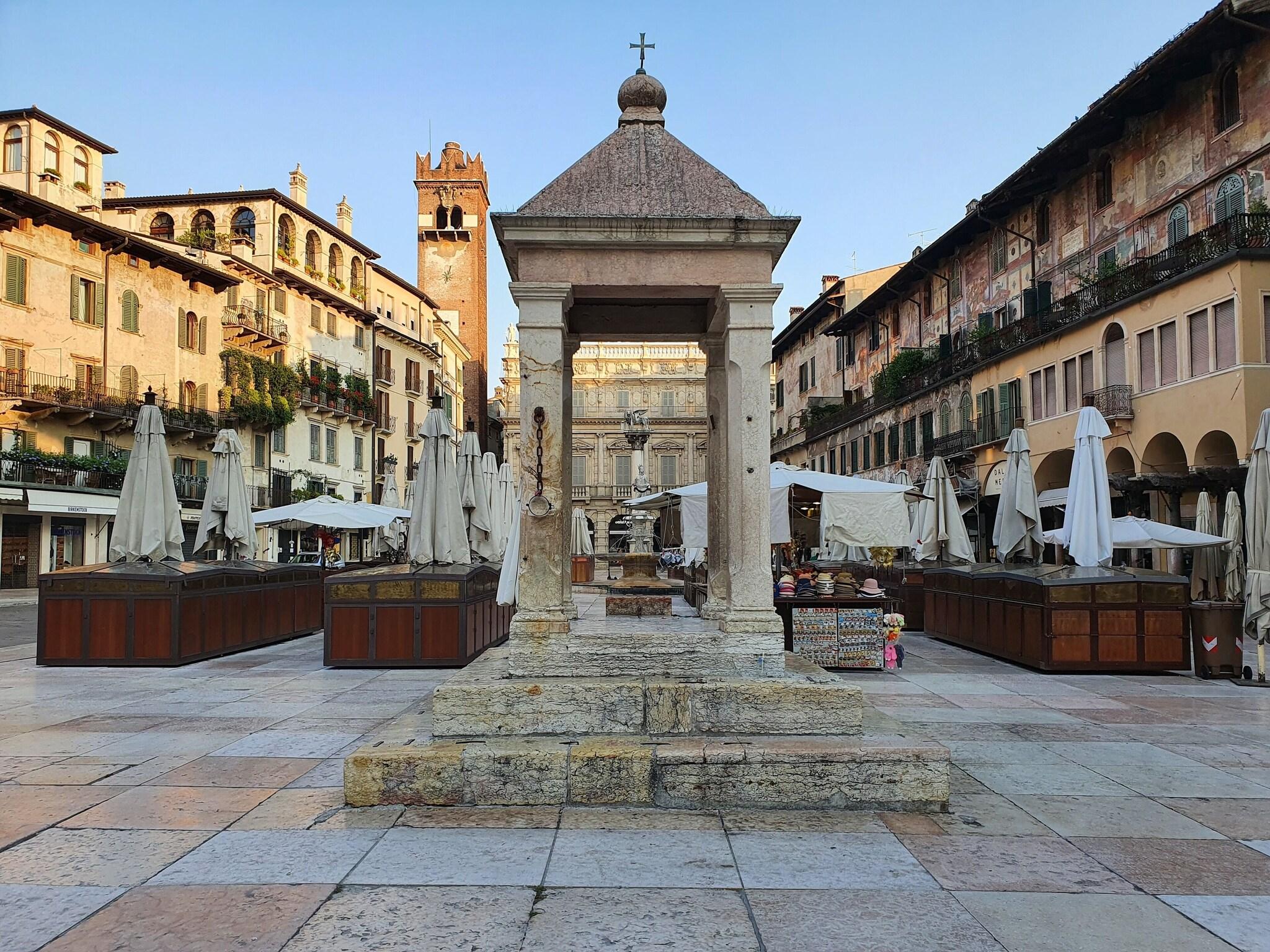 Hotel Aurora by null