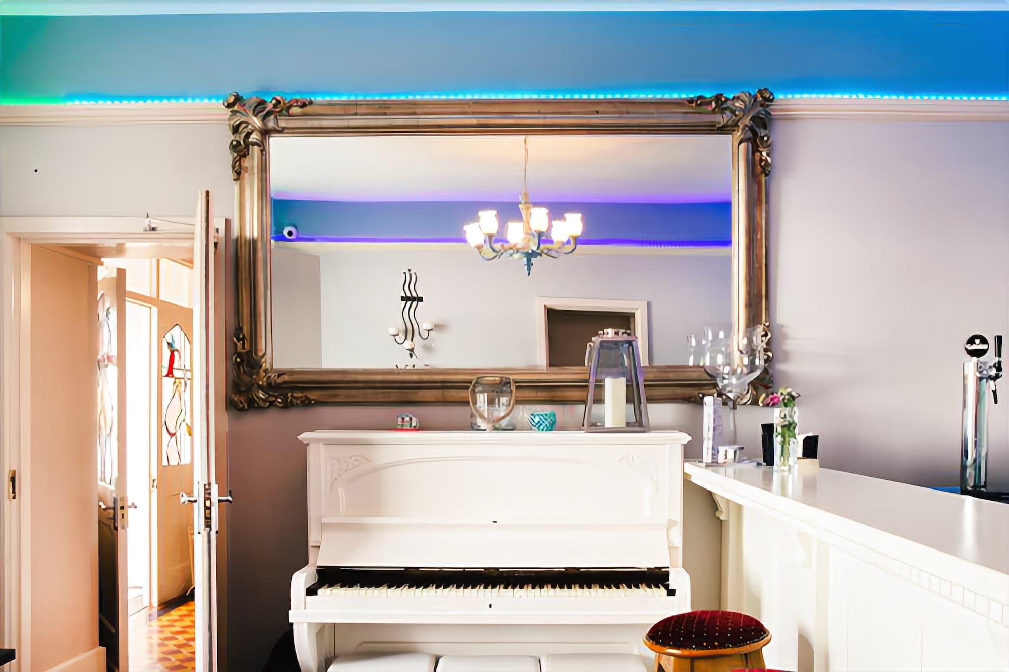 The Coast Lodge, Restaurant and Bed & Breakfast by null