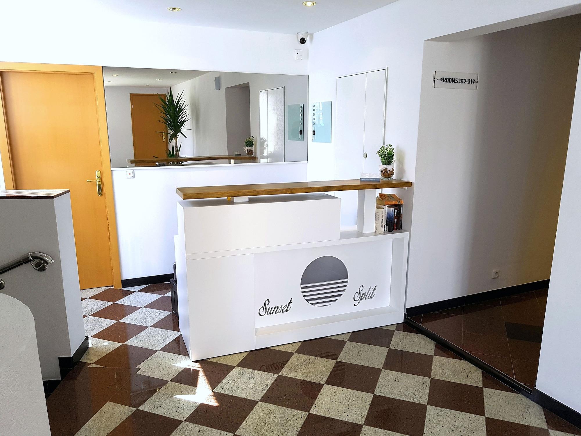 Sunset Split Rooms - photo