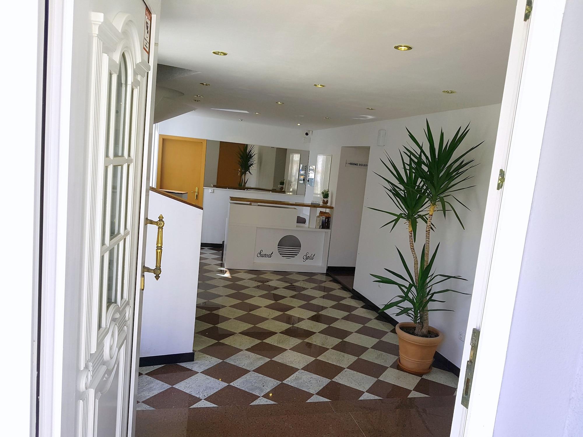 Sunset Split Rooms - photo