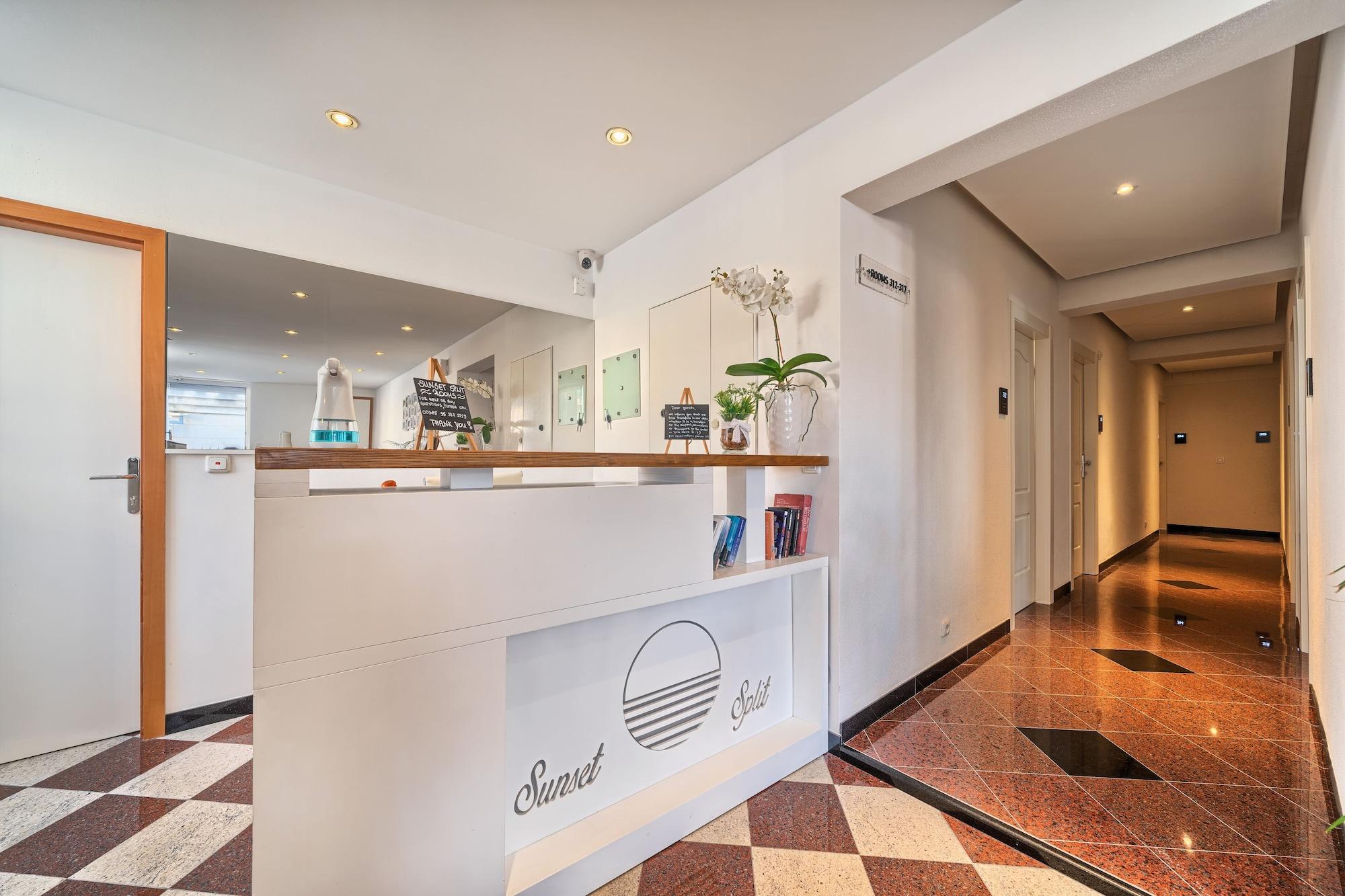 Sunset Split Rooms - photo