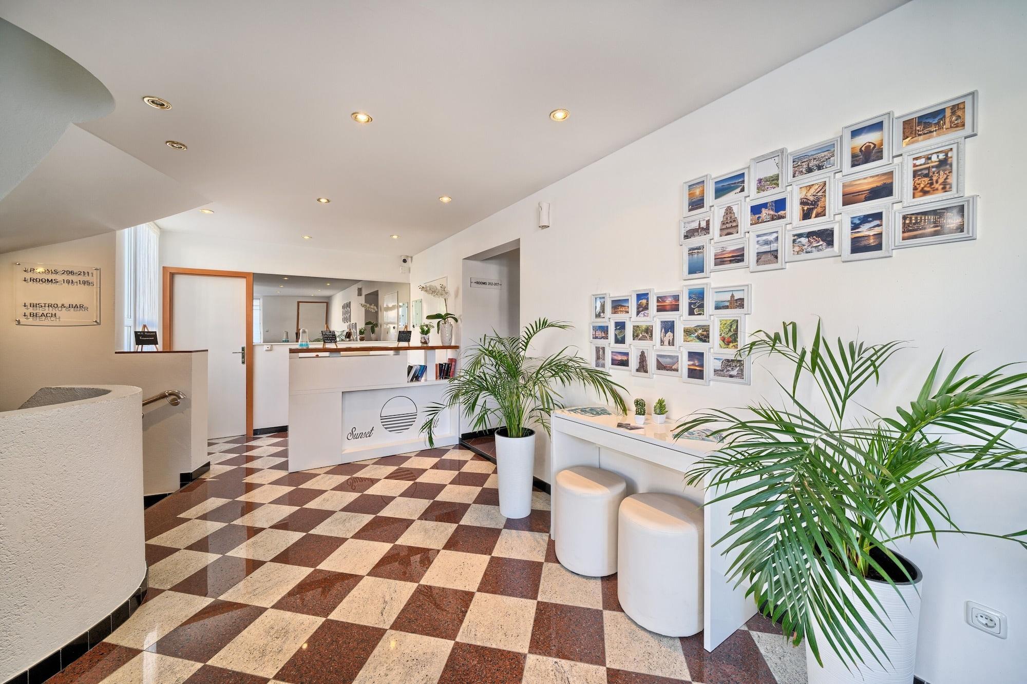 Sunset Split Rooms - photo