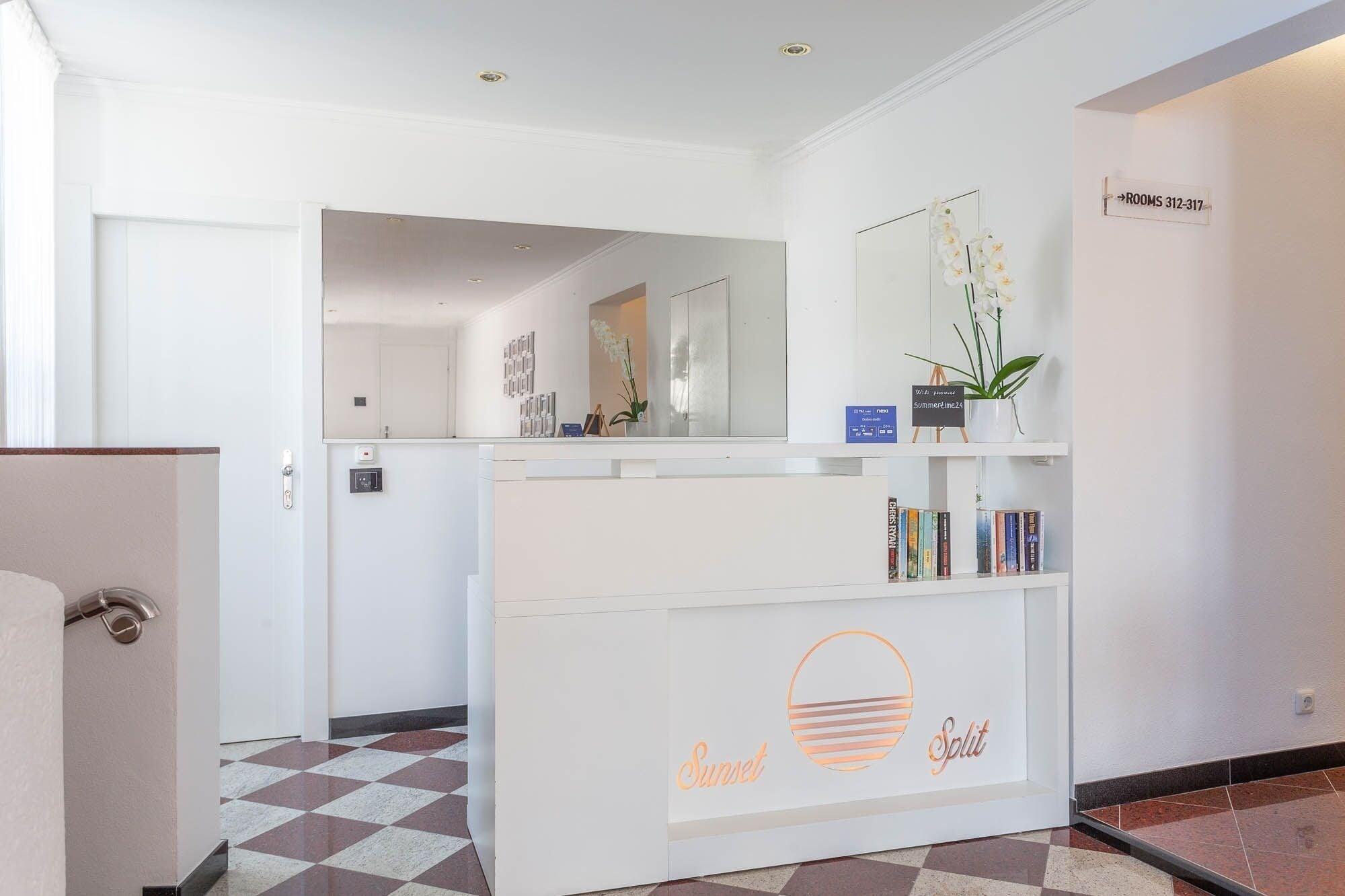 Sunset Split Rooms - photo