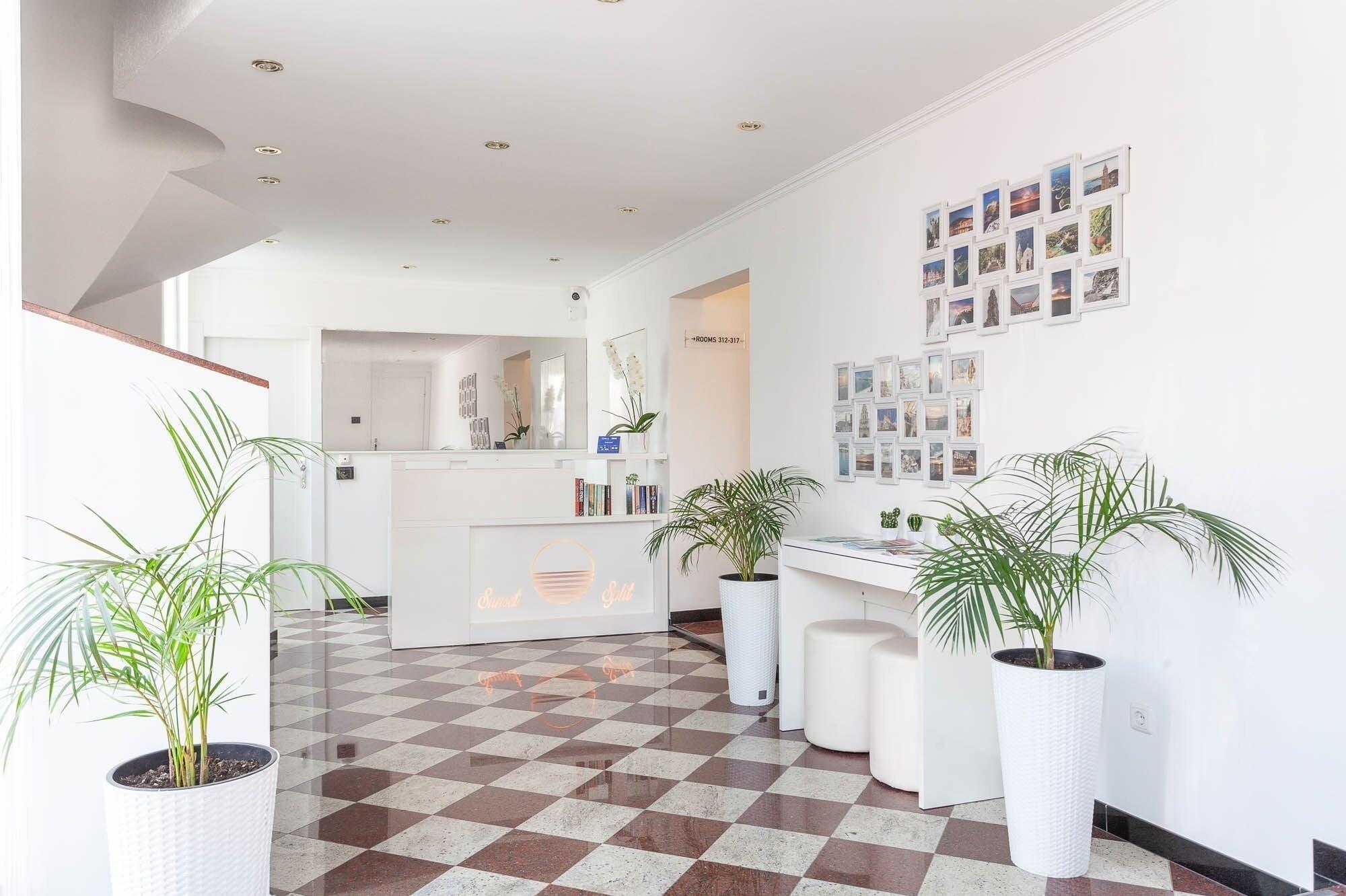 Sunset Split Rooms - photo