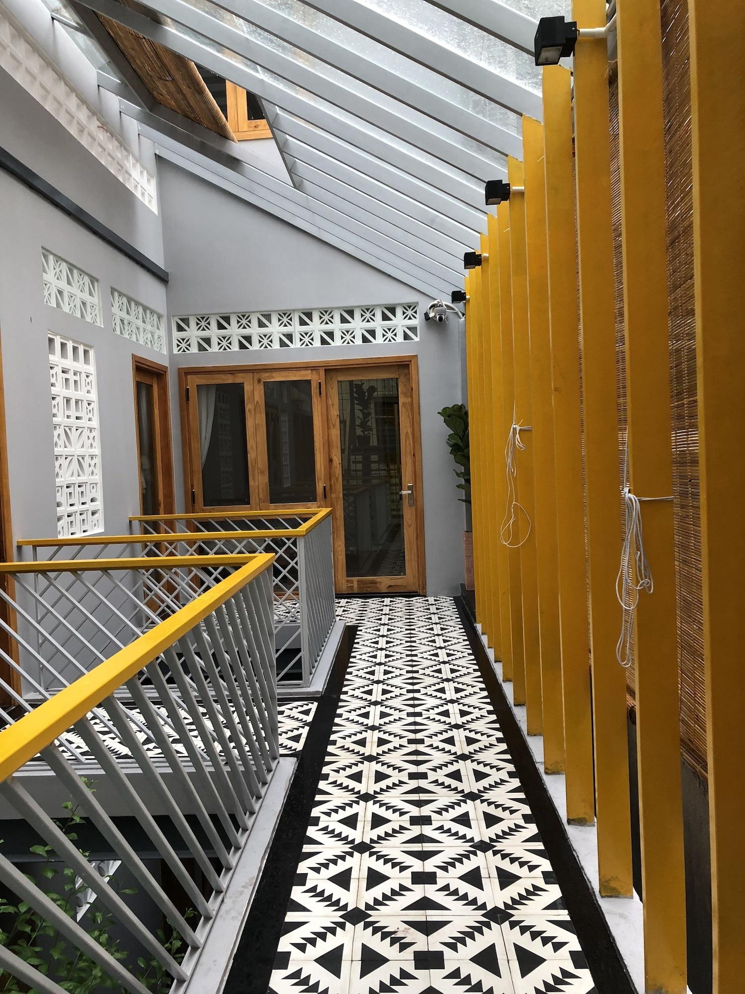 Yellow House Boutique - photo