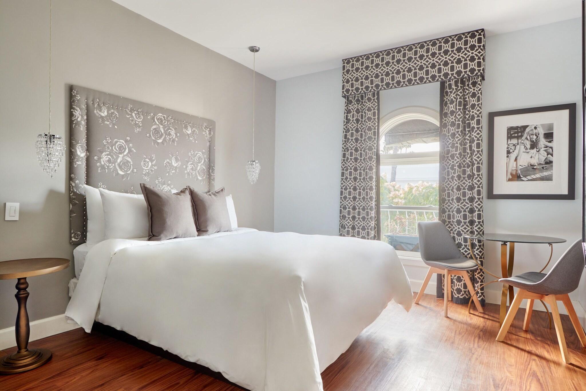 The Crescent Hotel Beverly Hills, Sonder by null