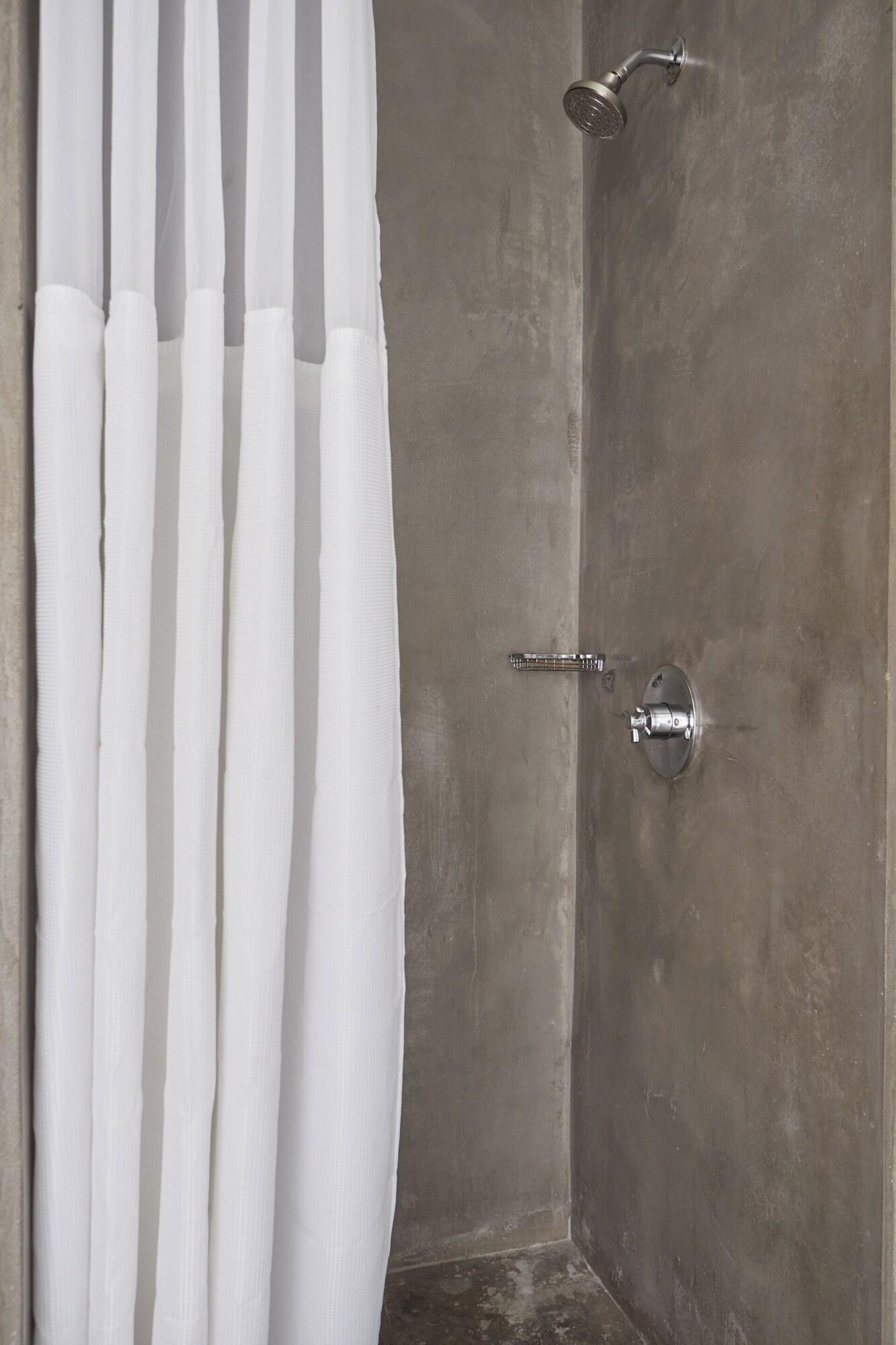 The Crescent Hotel Beverly Hills, Sonder by null