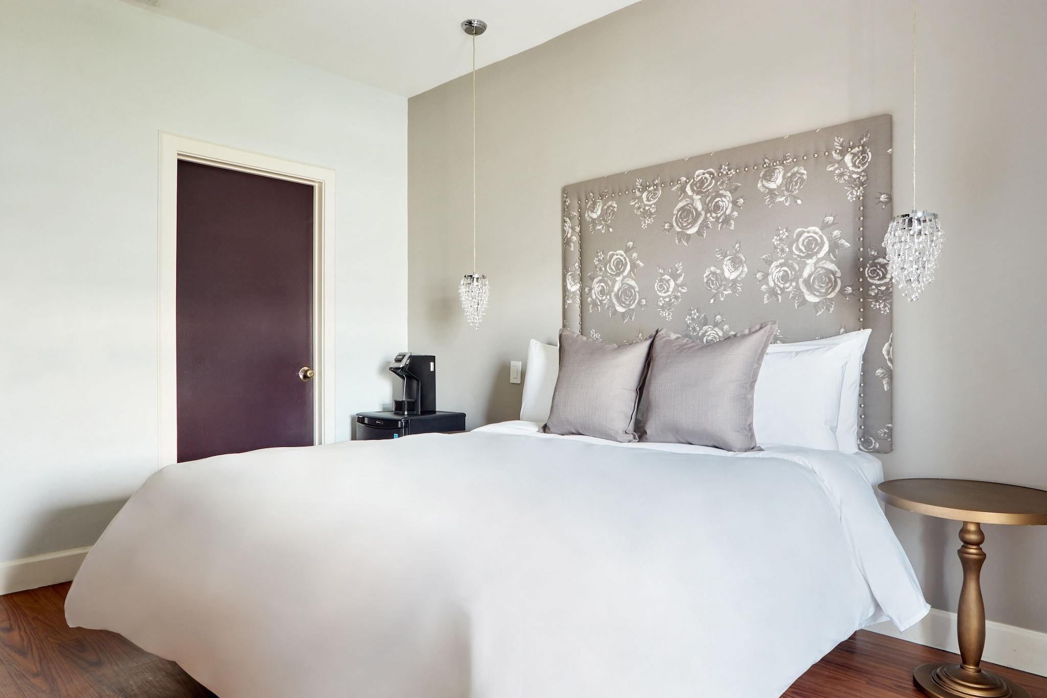 The Crescent Hotel Beverly Hills, Sonder by null