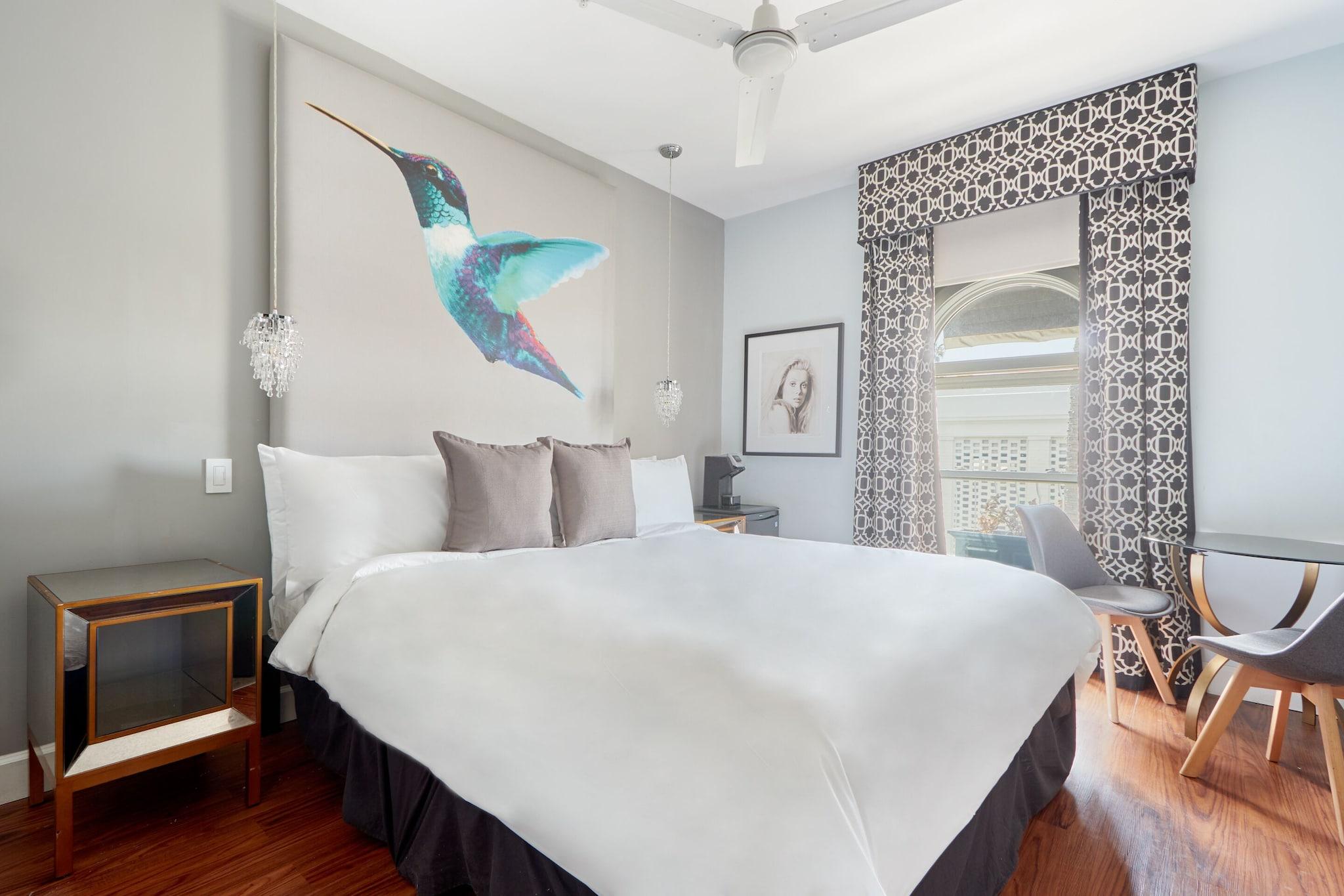 The Crescent Hotel Beverly Hills, Sonder by null