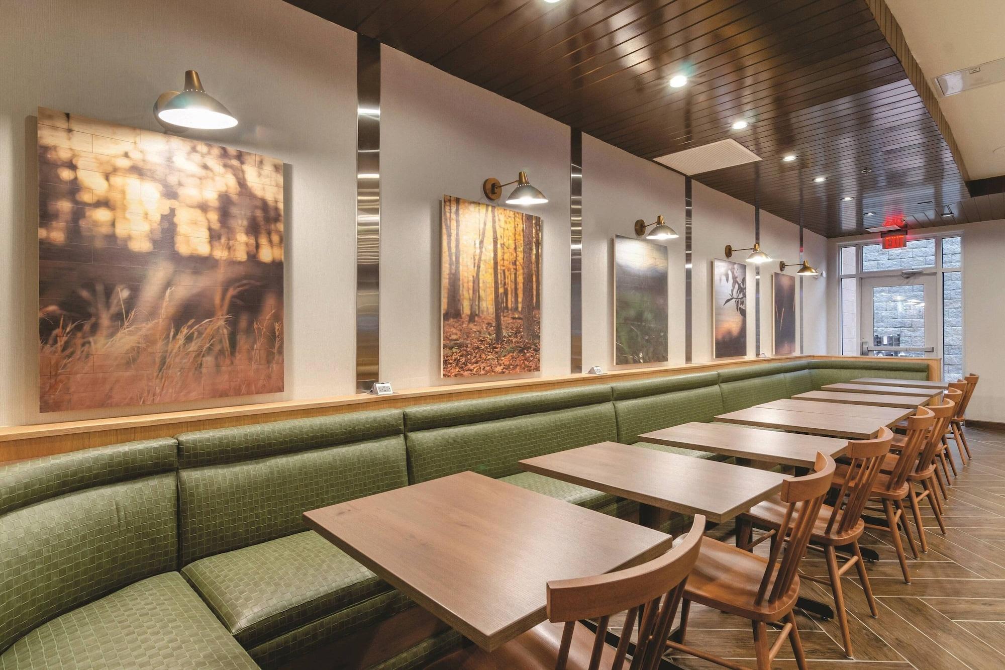 Fairfield Inn & Suites by Marriott Kansas City Sha