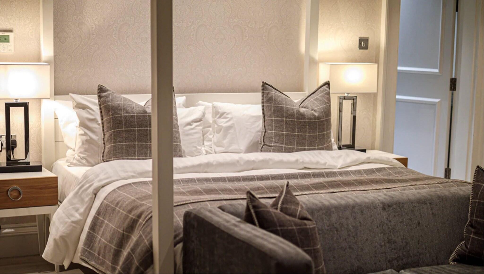 Barnett Hill - Luxury Hotel