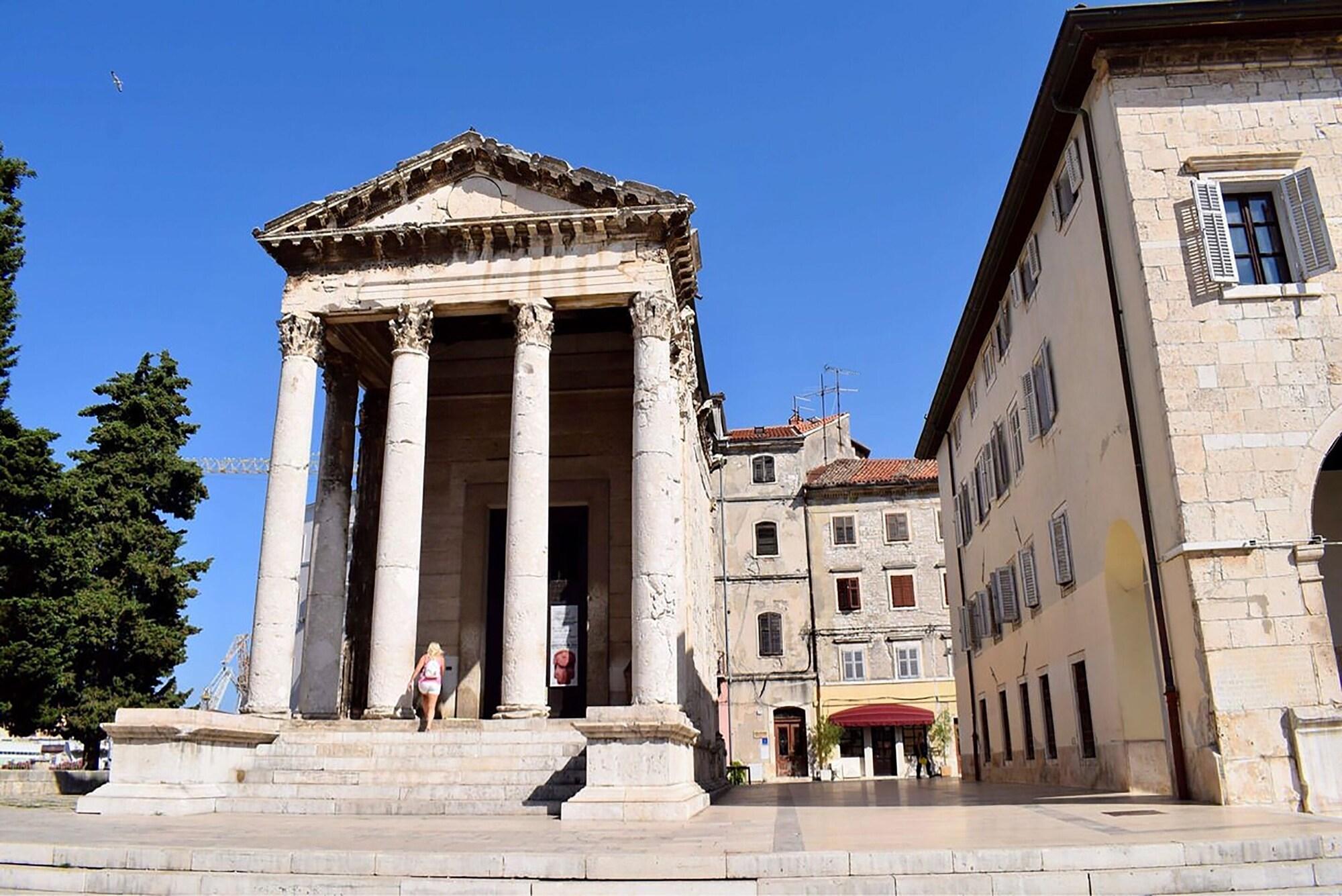 Hotel Galija by null