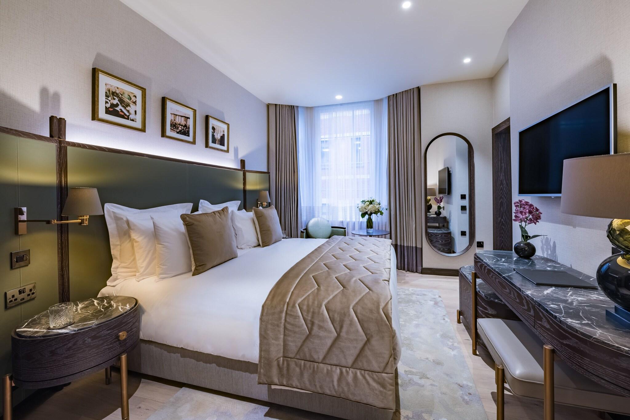 Stock Exchange Hotel, Manchester, Autograph Collection by null