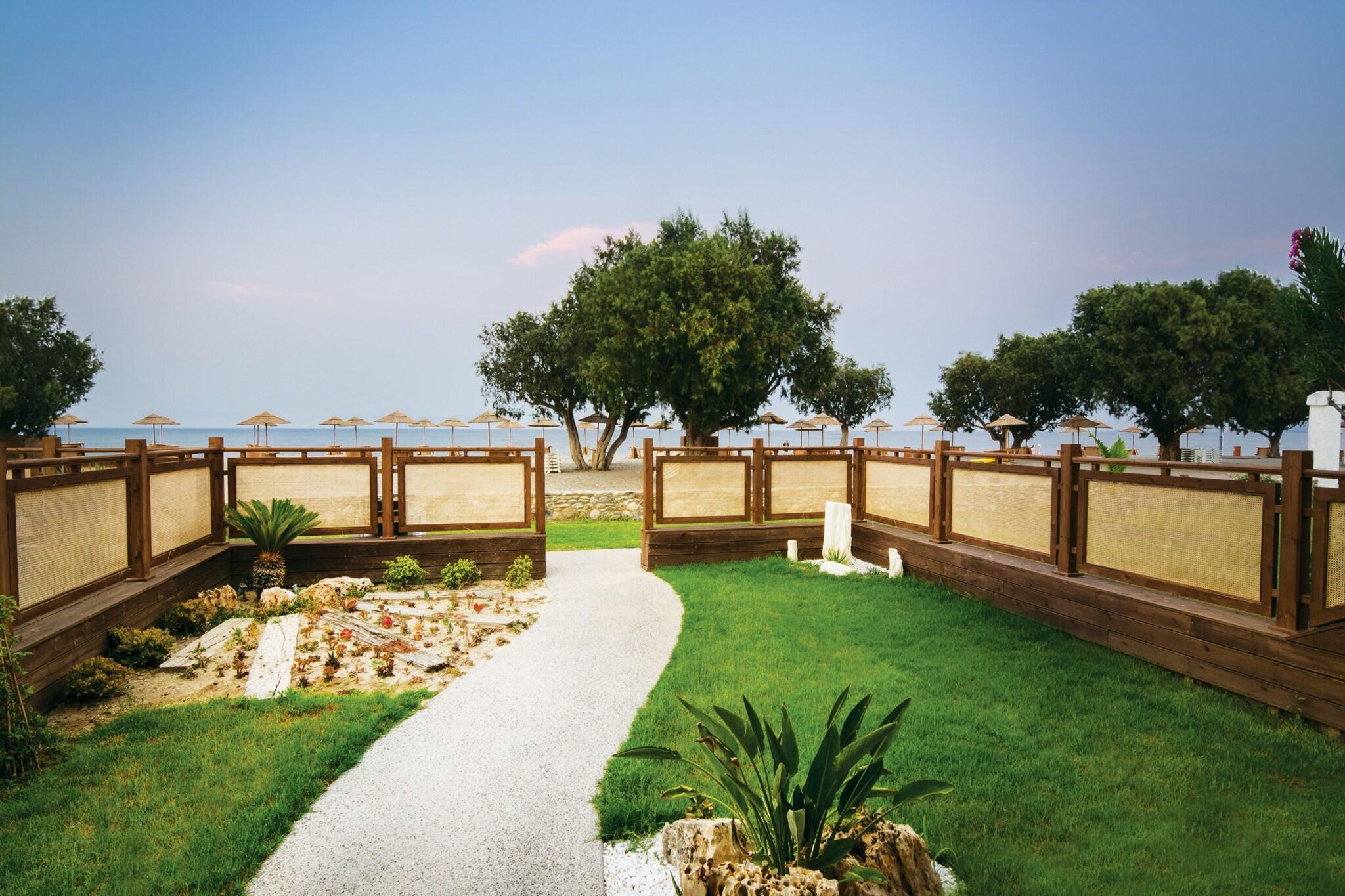 Atlantis Hotel - фото