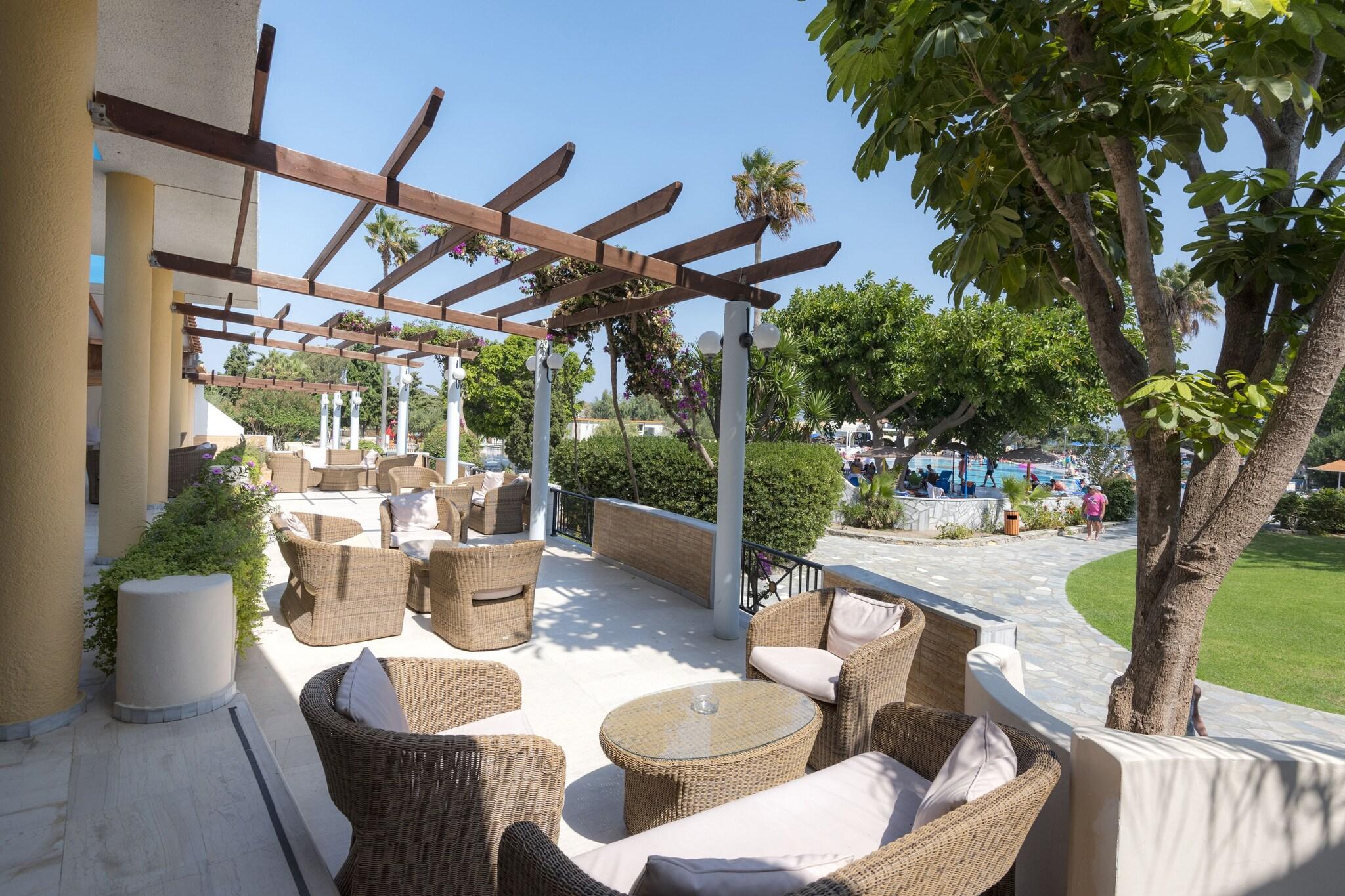 Atlantis Hotel - фото