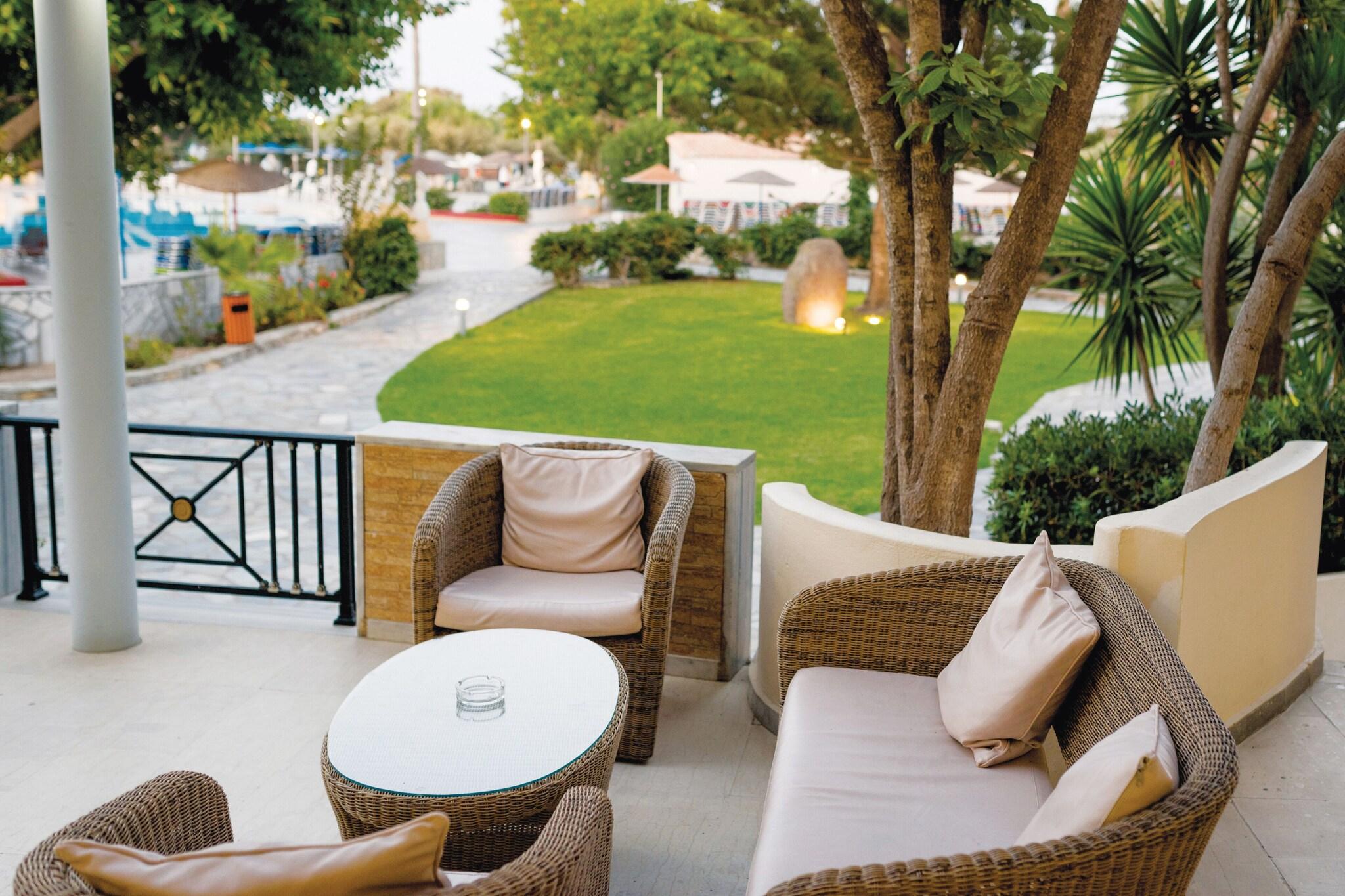 Atlantis Hotel - фото