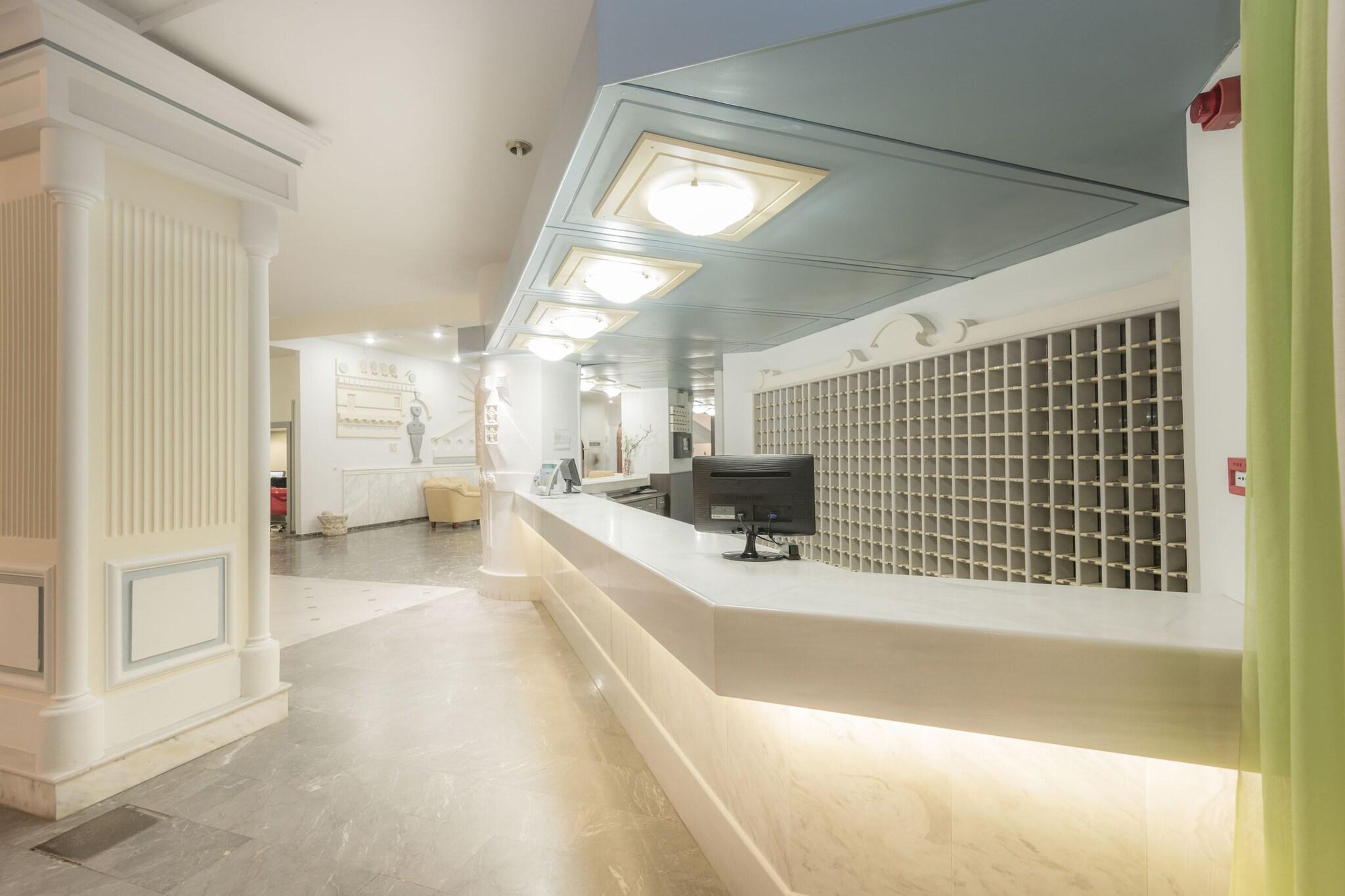 Atlantis Hotel - фото