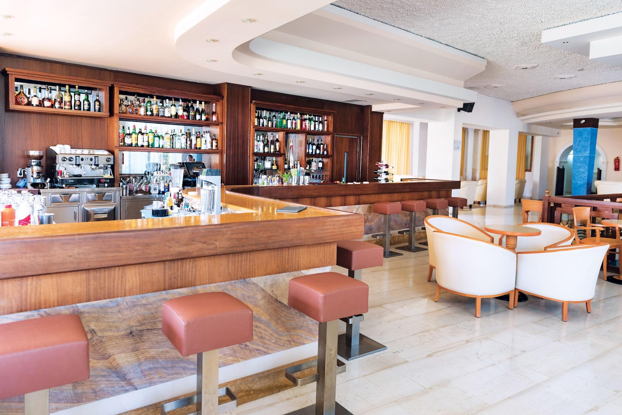 Atlantis Hotel - фото