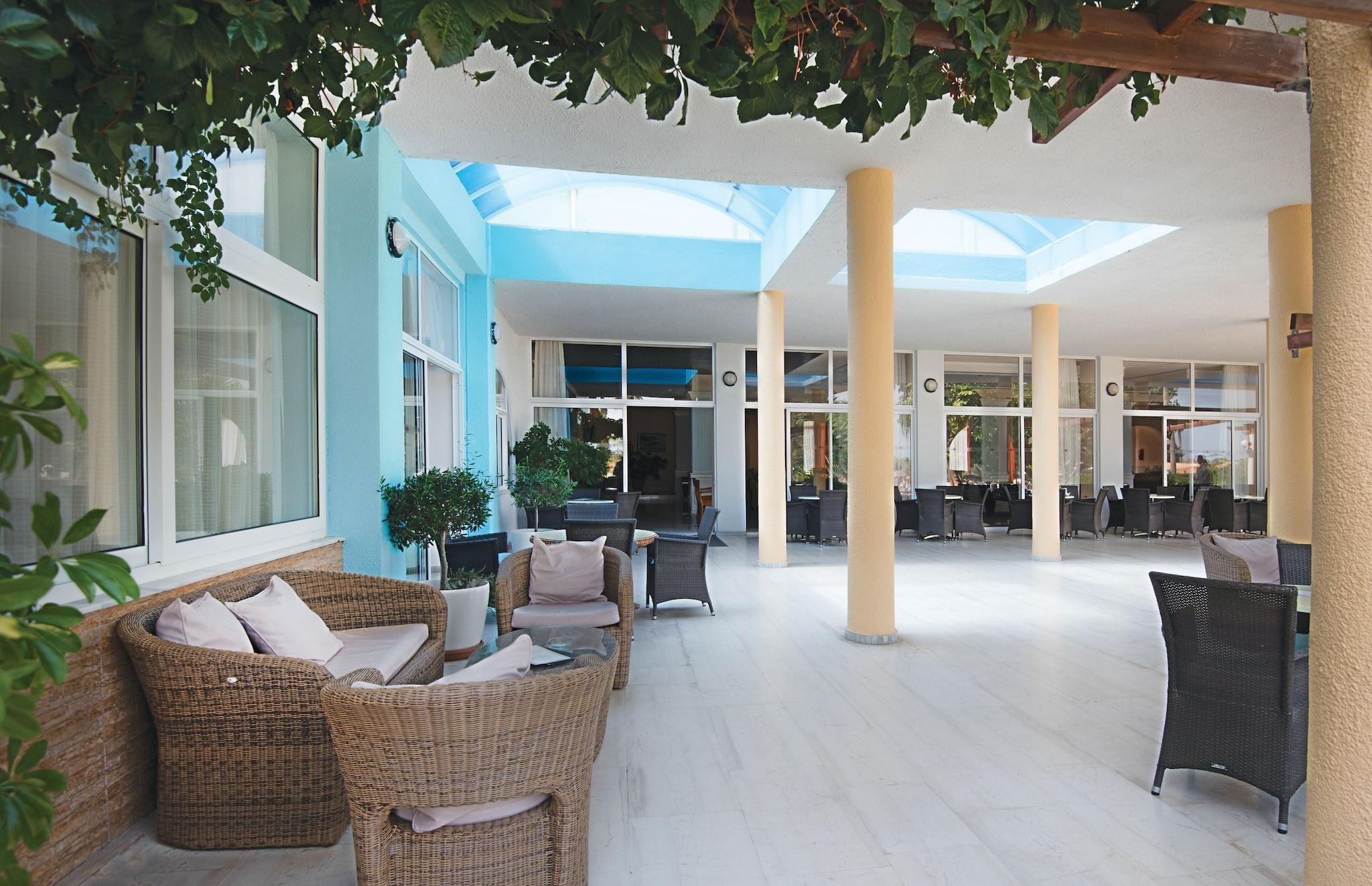 Atlantis Hotel - фото