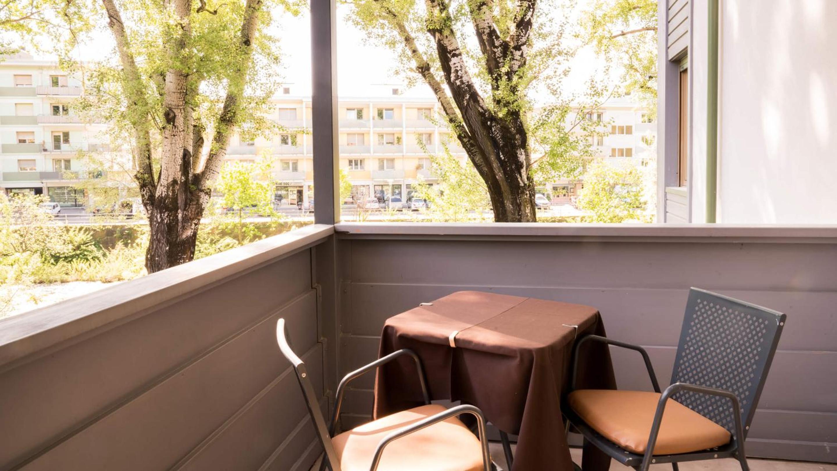 Flora Hotel & Suites