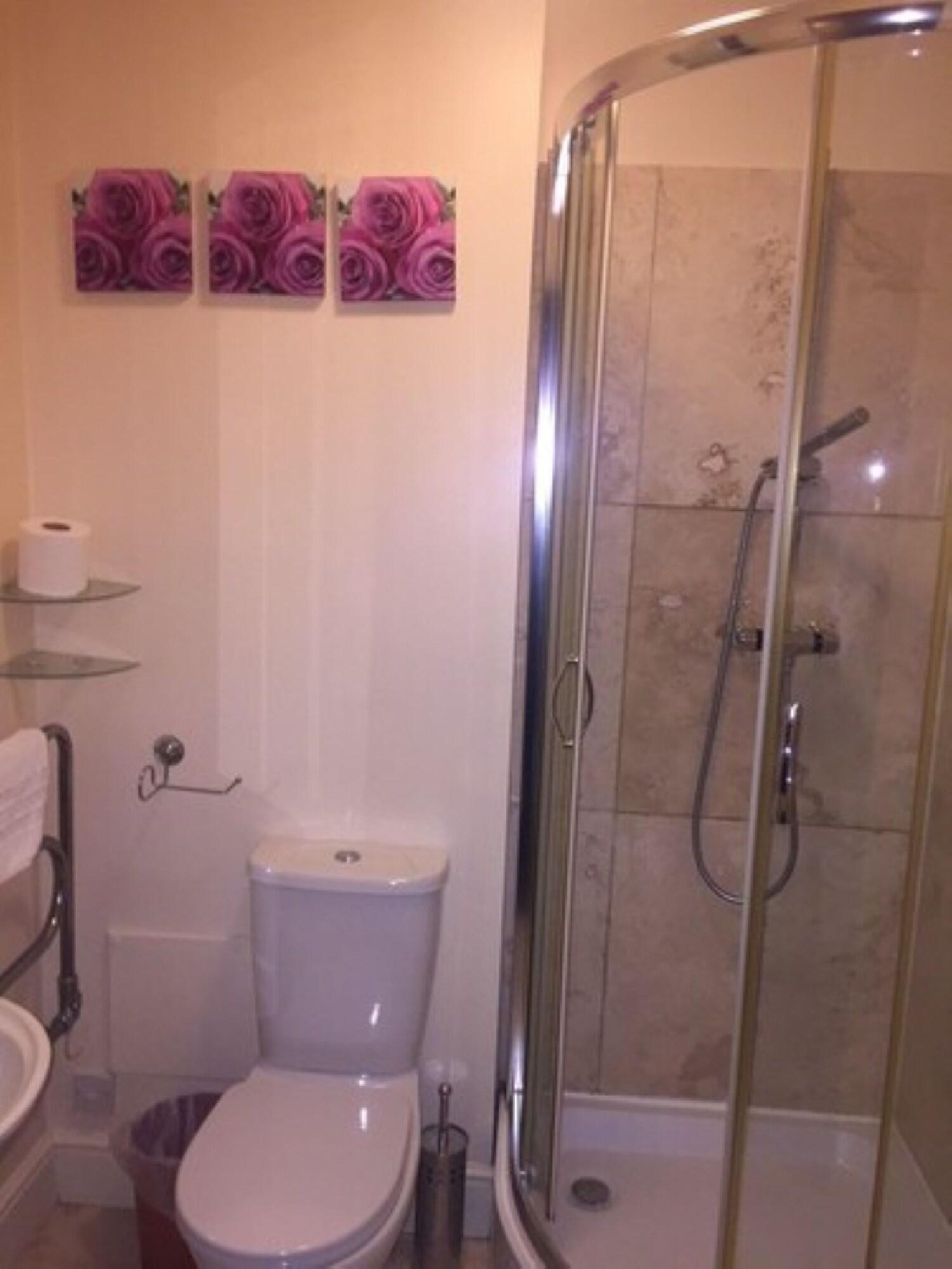 OYO Go2 Gloucester Hotel