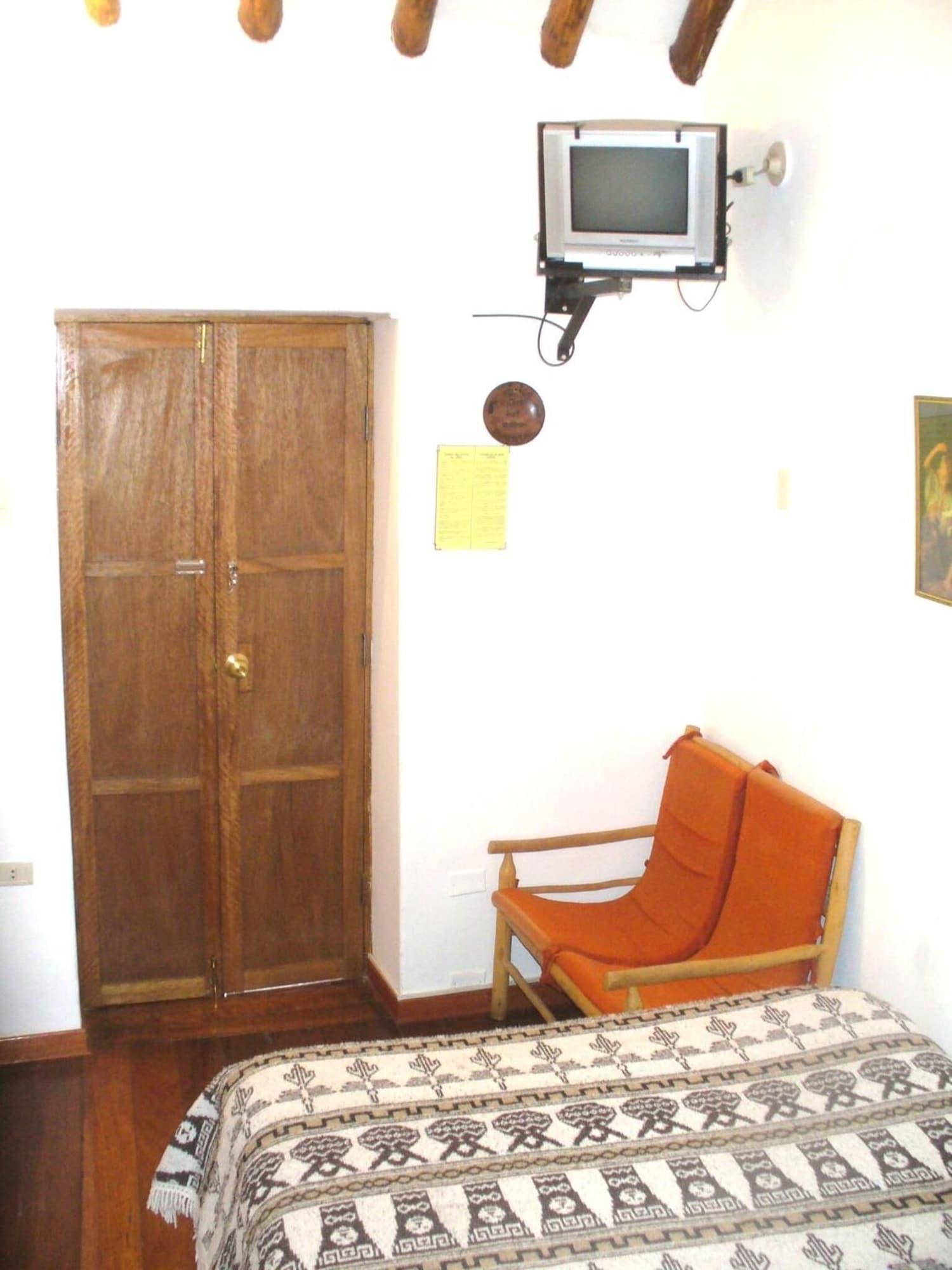 Hostal El Grial by null