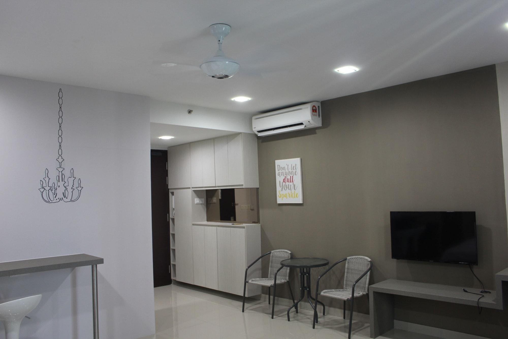 De Houz Trefoil Setia Alam Home Stay