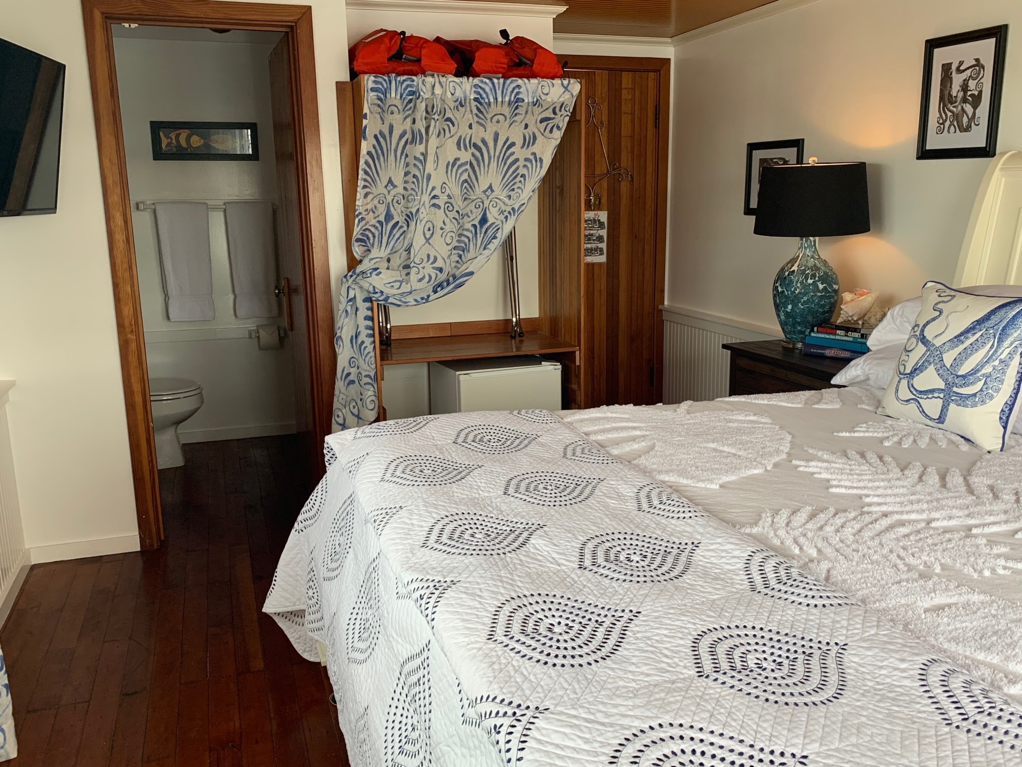 The Newport Belle, Riverboat Bed and Breakfast by null