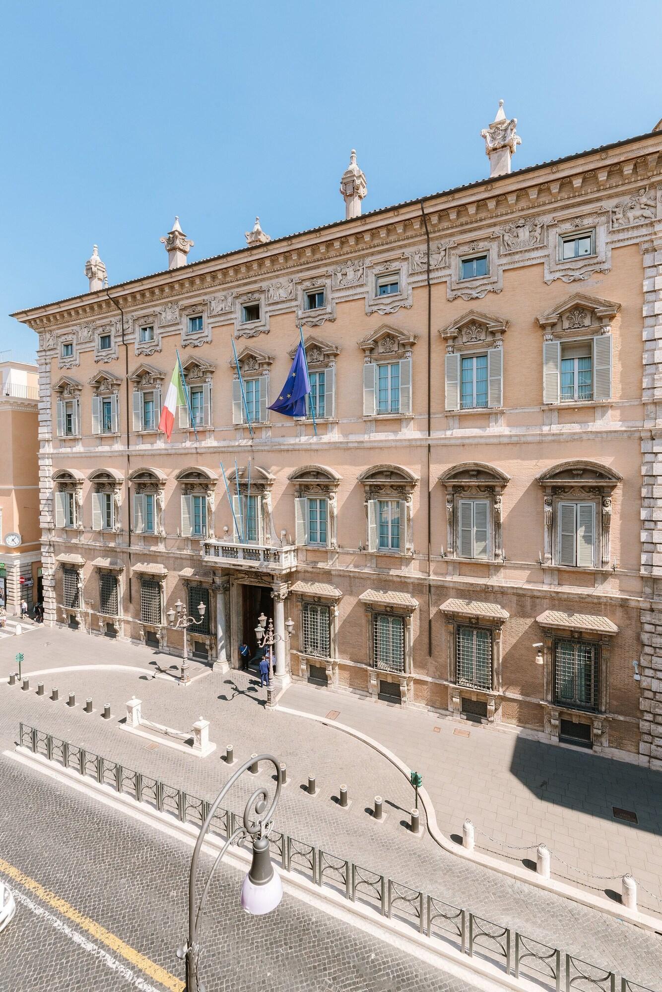 Rhea Silvia Luxury Navona by null
