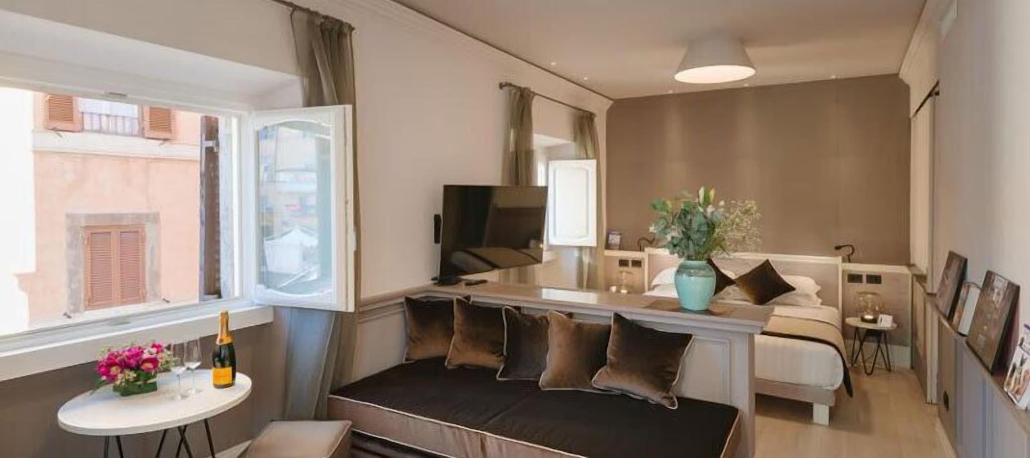 Rhea Silvia Luxury Navona by null