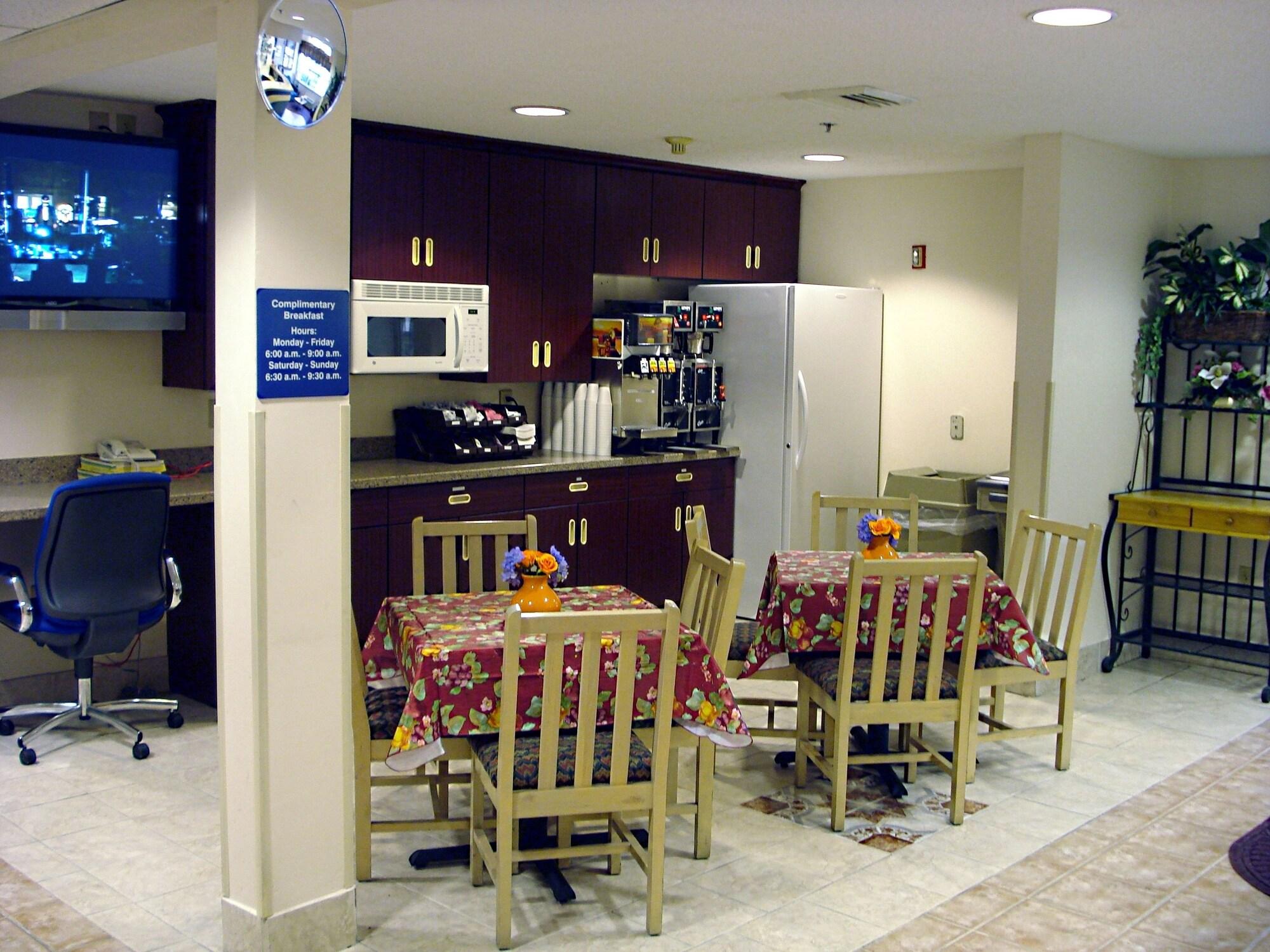 Hometown Inn & Suites Jacksonville - Butler Blvd./
