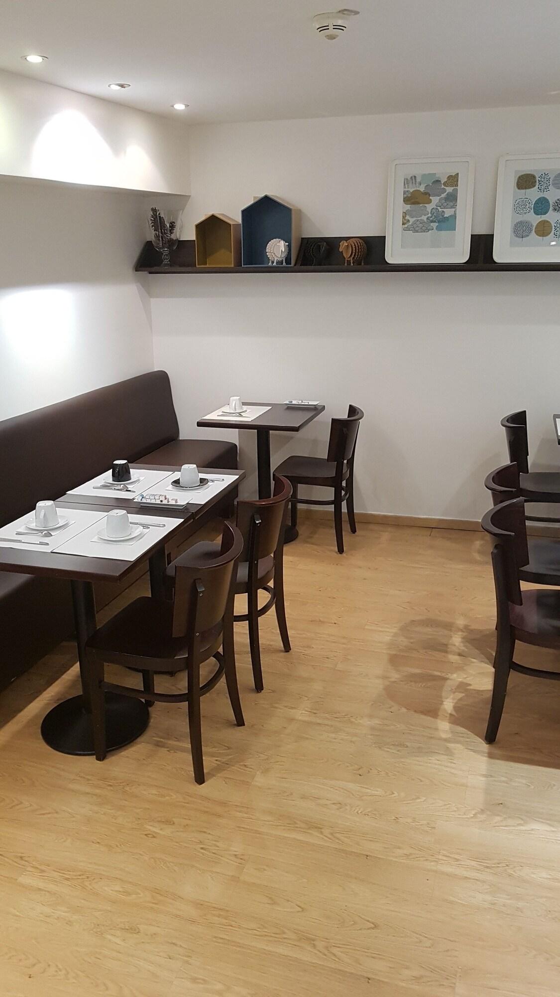 Cosmos Hôtel Paris by null