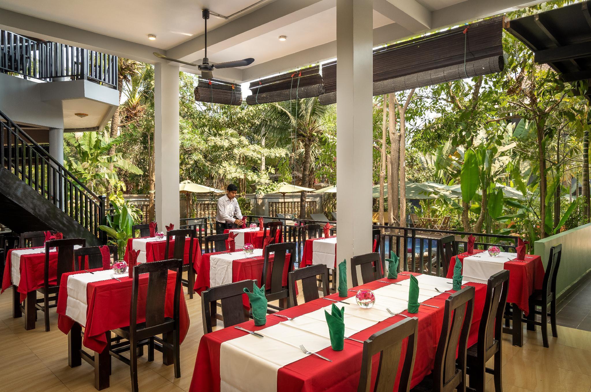 Reveal Courtyard In Reveal Angkor