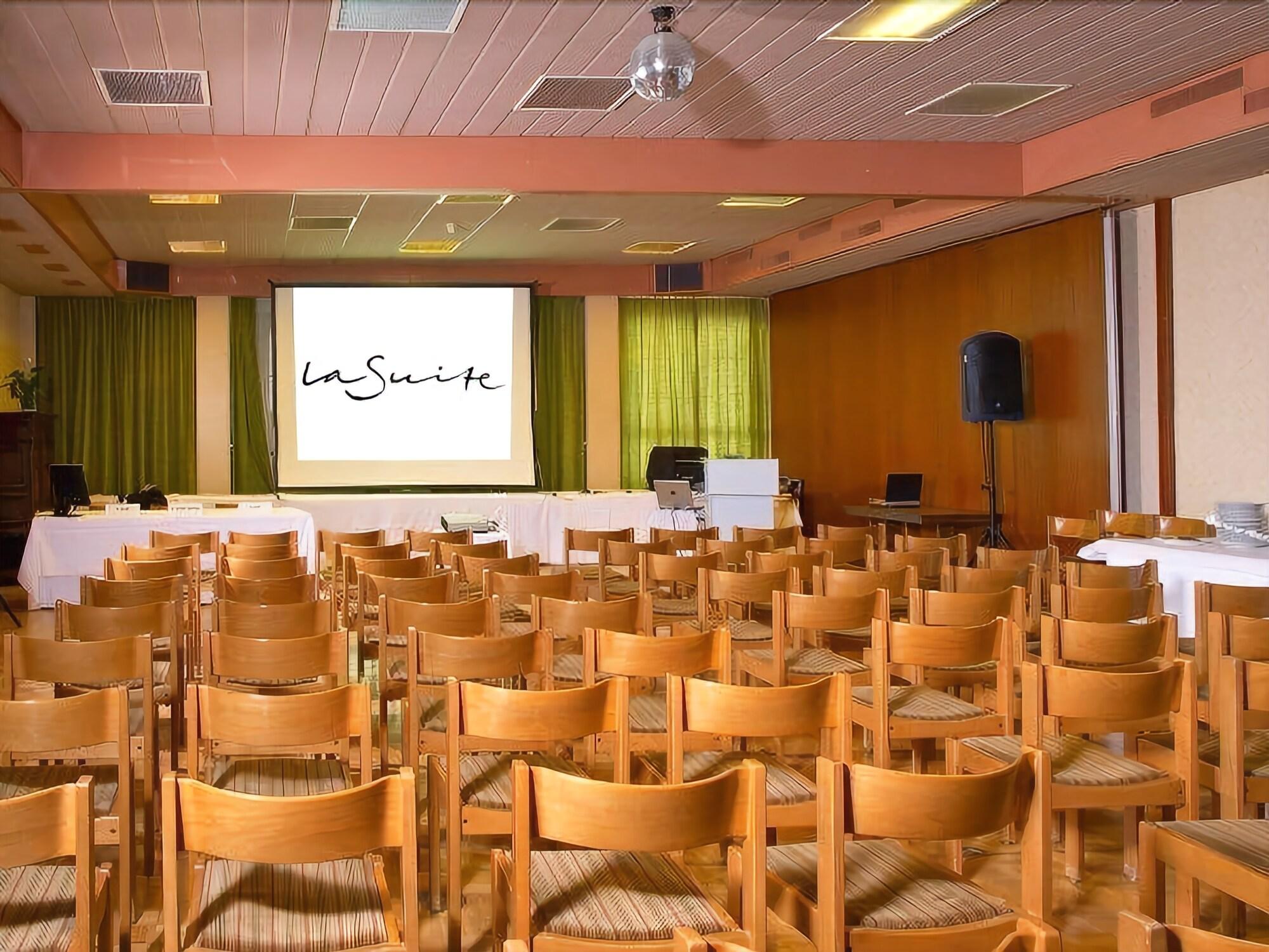 La Suite – Hôtel Café & Restaurant by null