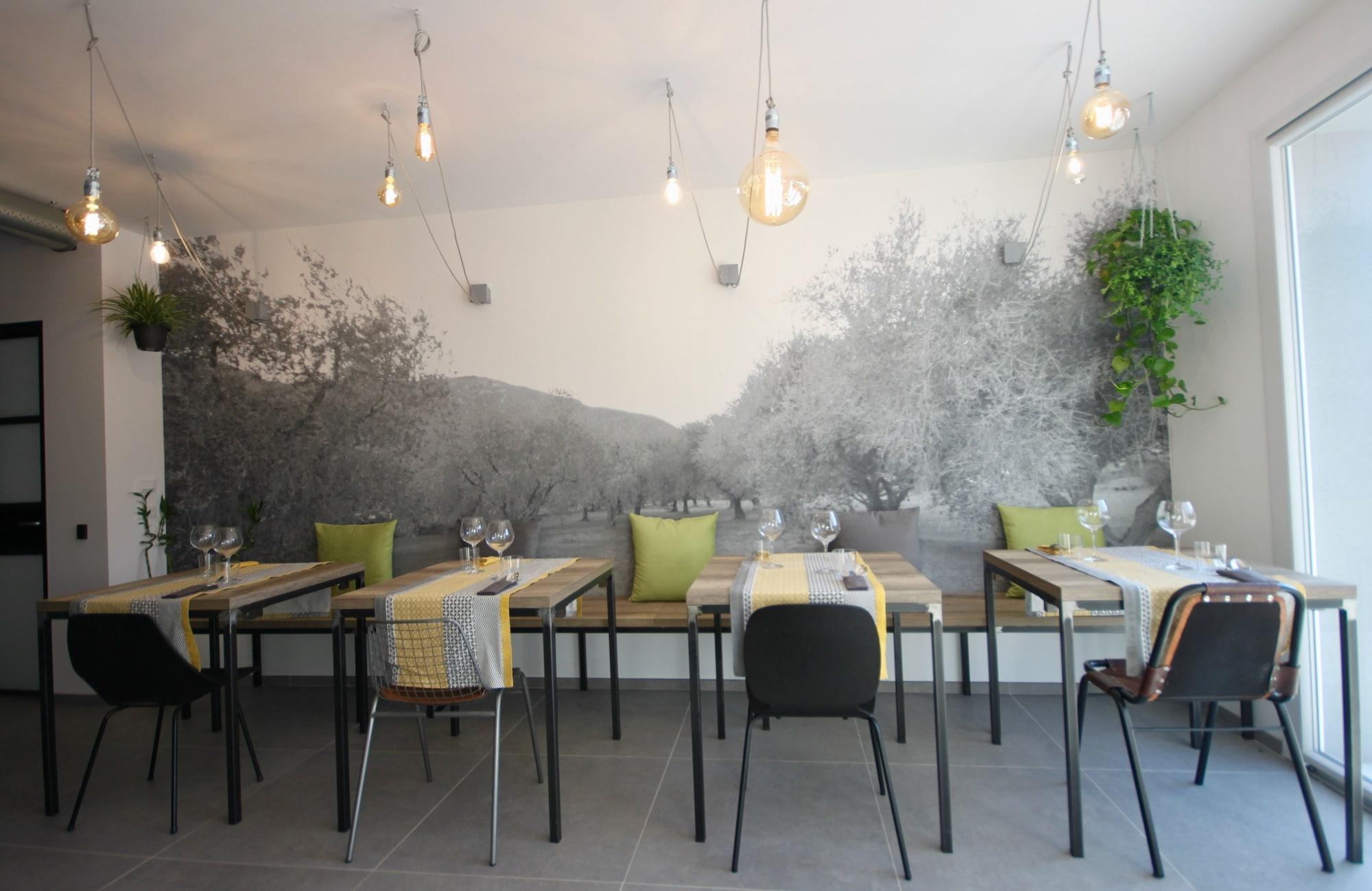 Pove 2.4 Hotel