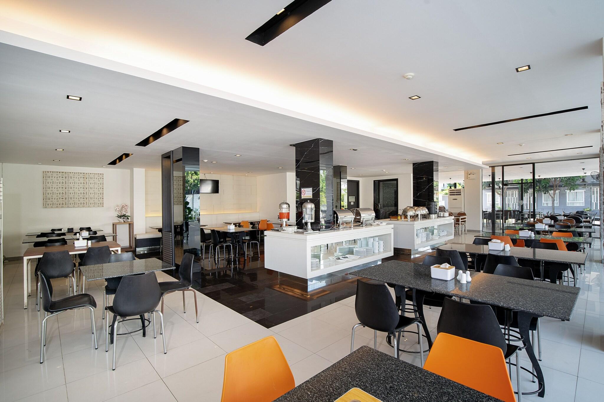 Leenova Hotel