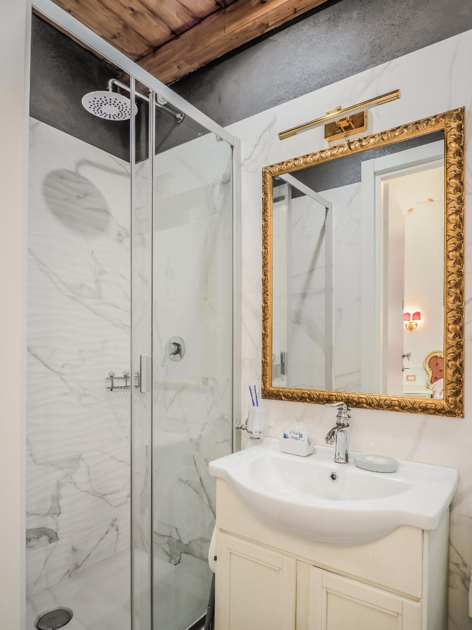 L'Opera Rooms & Suite