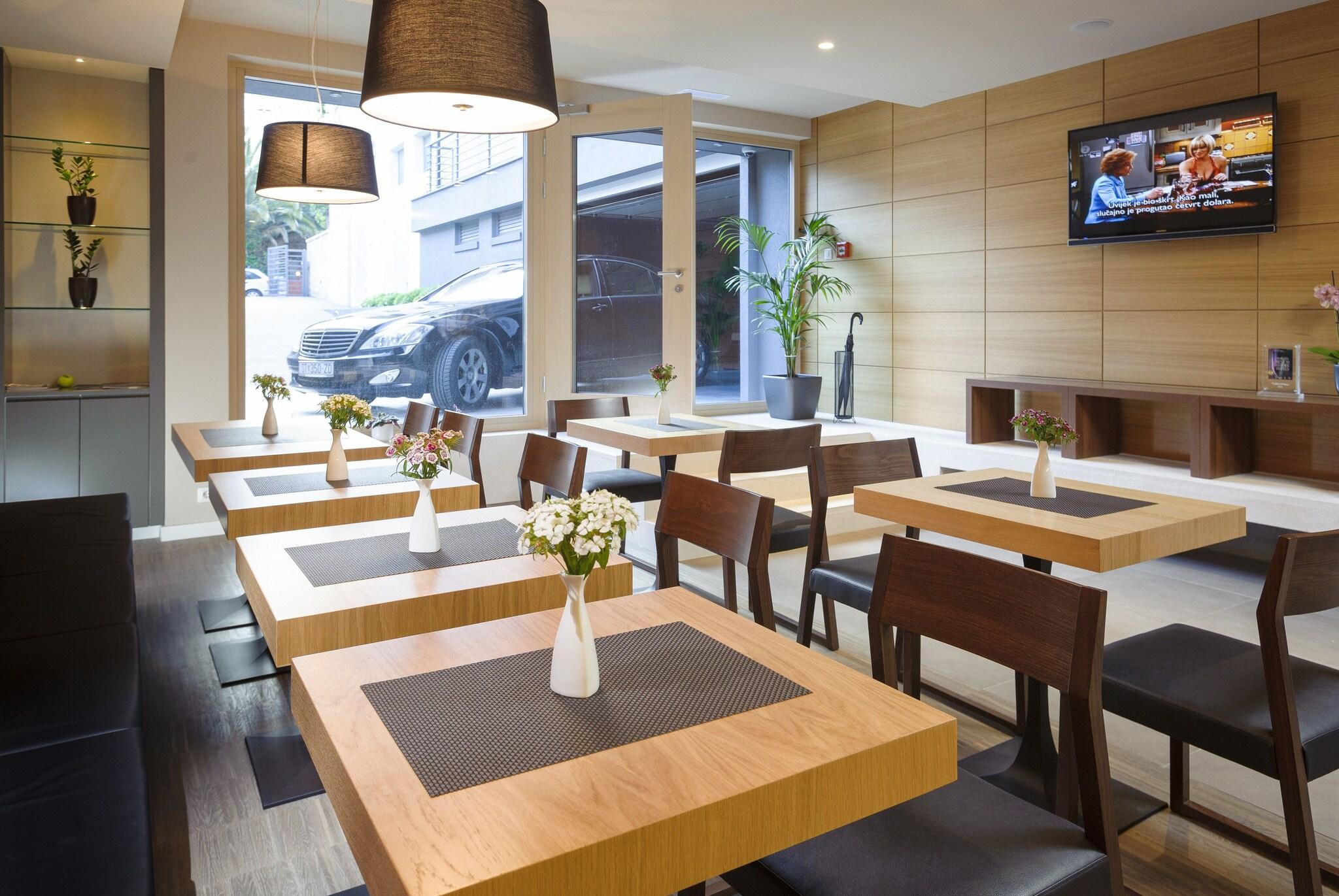 Residence by Vestibul Palace by null