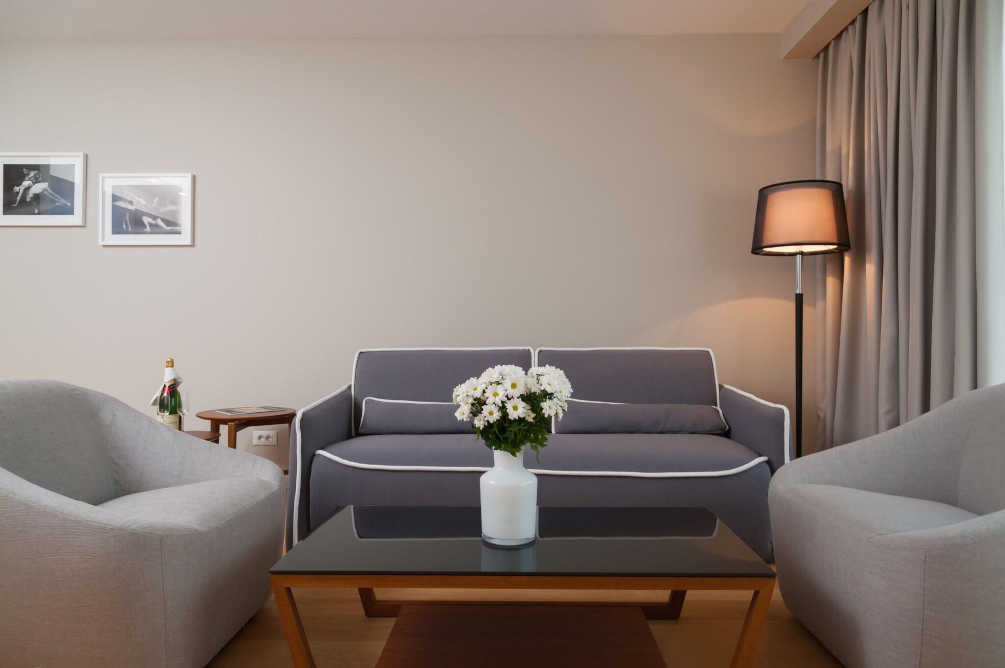 Residence by Vestibul Palace by null