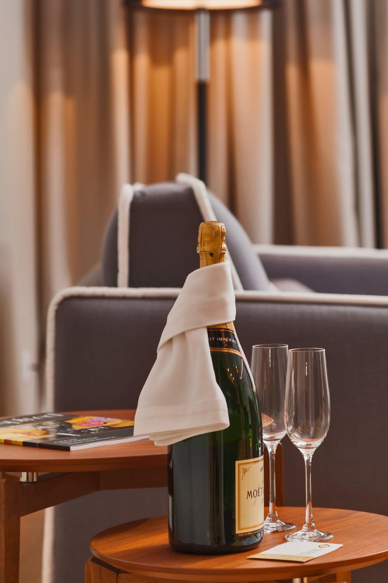 Residence by Vestibul Palace by null