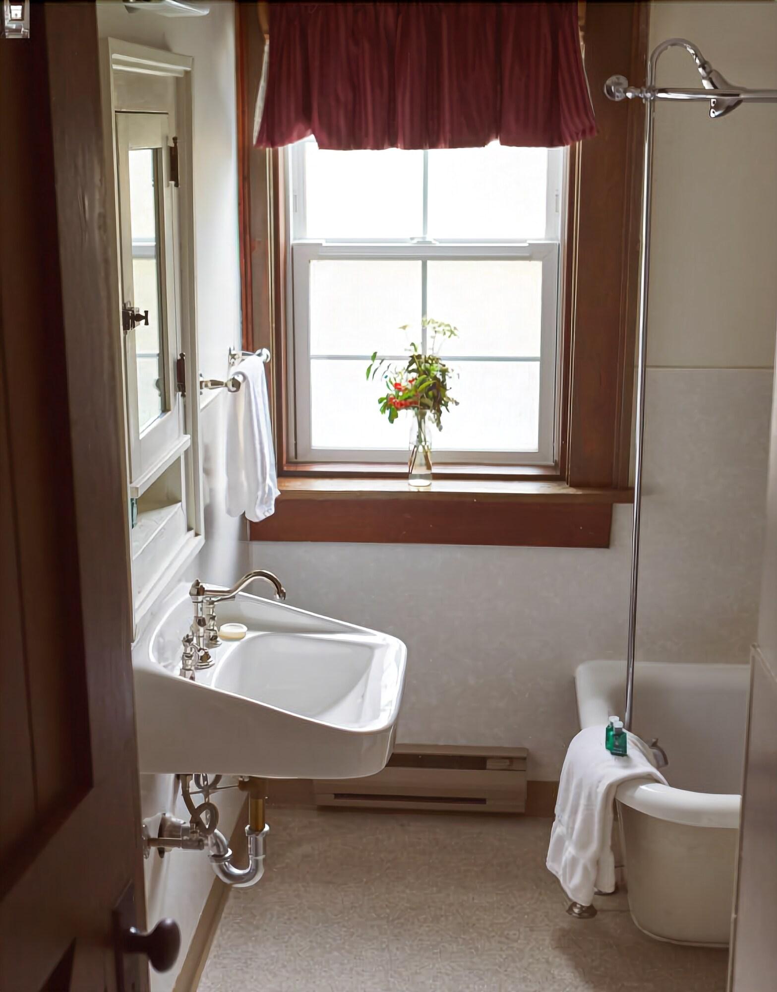 Prince Of Wales Hotel by null