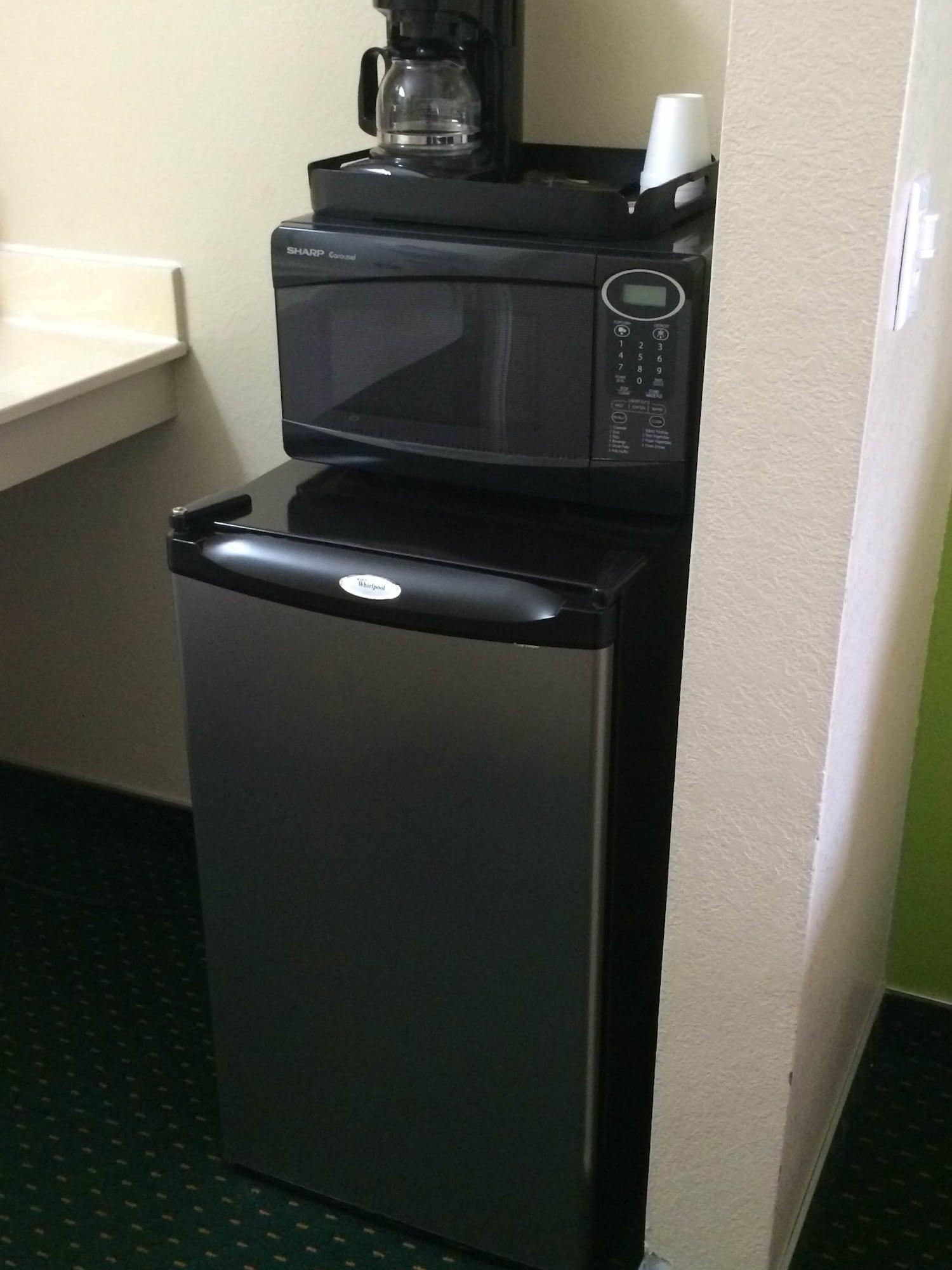 California Inn & Suites